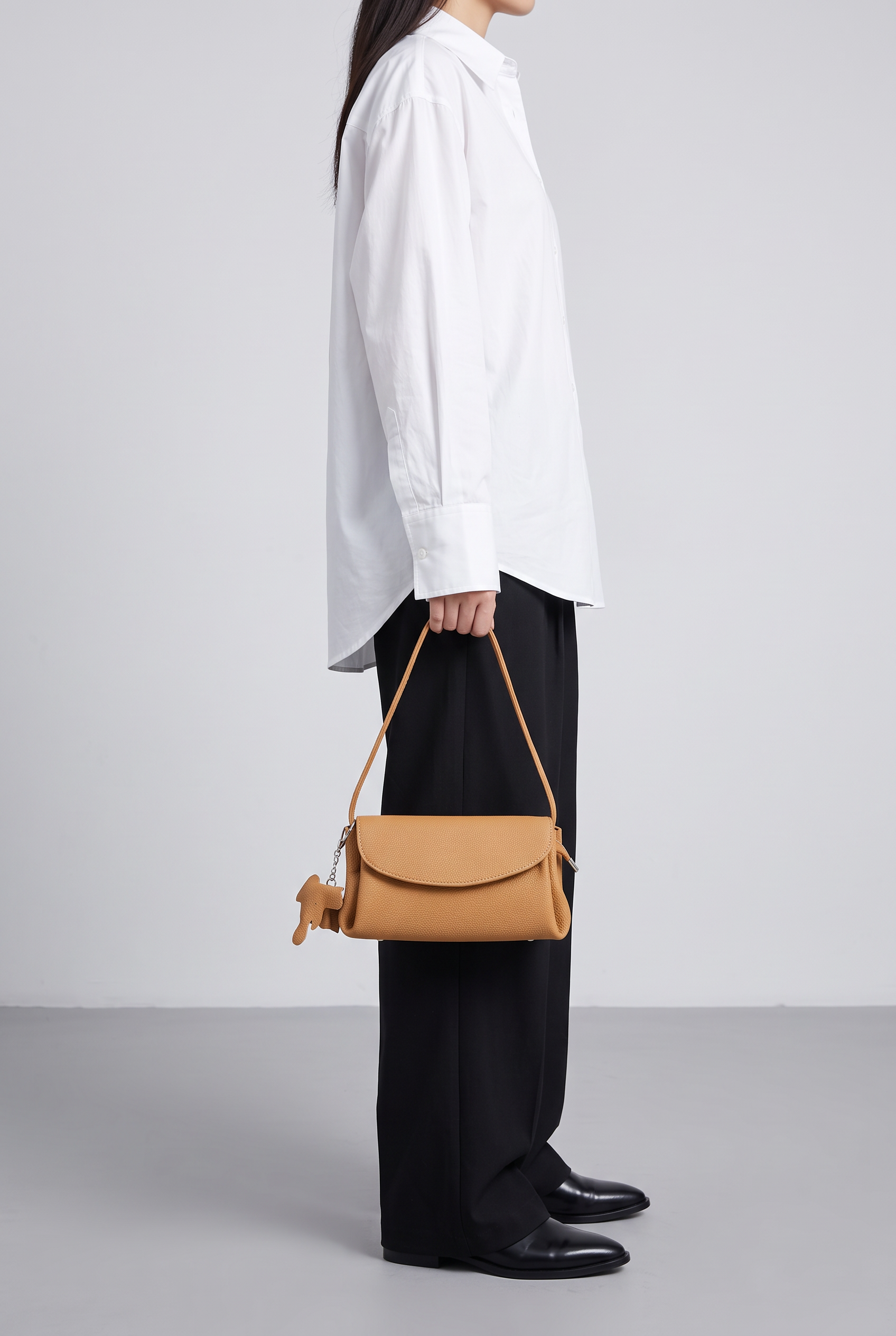 Sac CORA camel, porté à la main