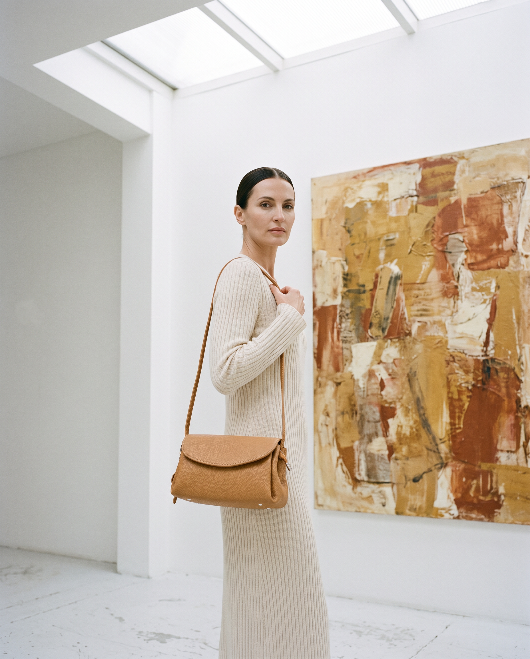 Sac CORA camel, porté dans une galerie d'art