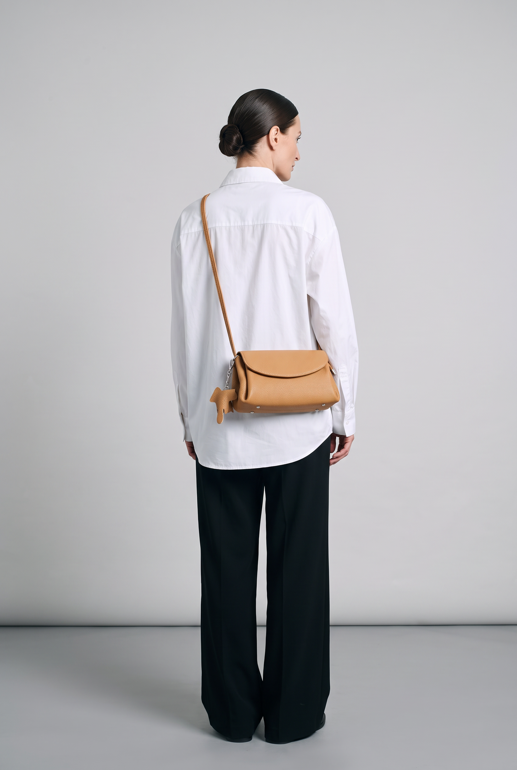 Sac CORA camel, porté, de dos