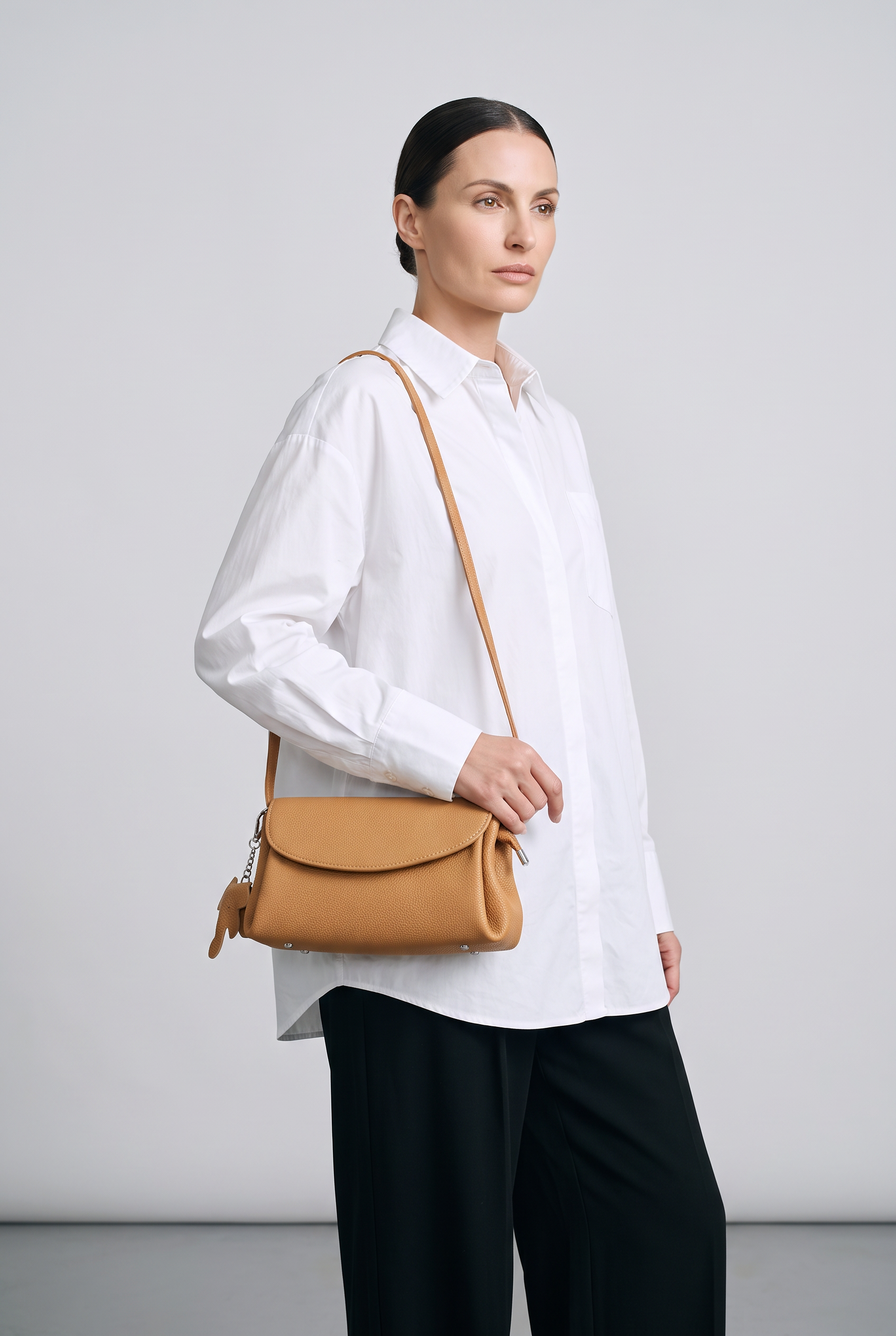 Sac CORA camel, porté, de face