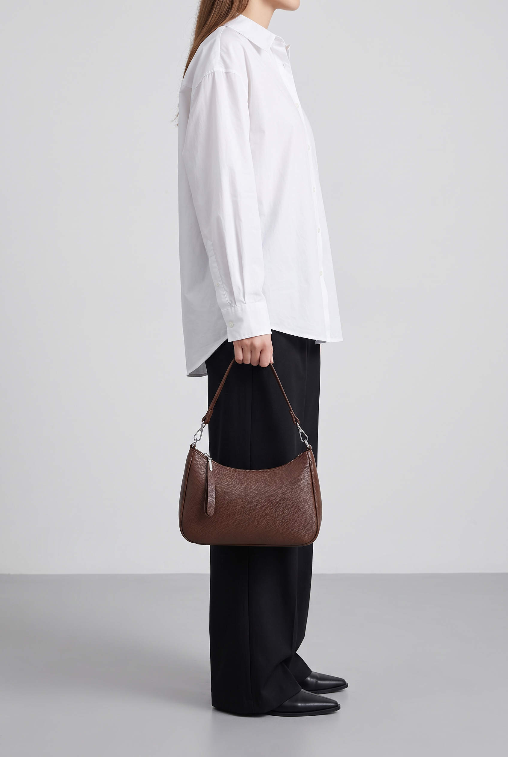 Sac DALIA marron foncé, porté à la main