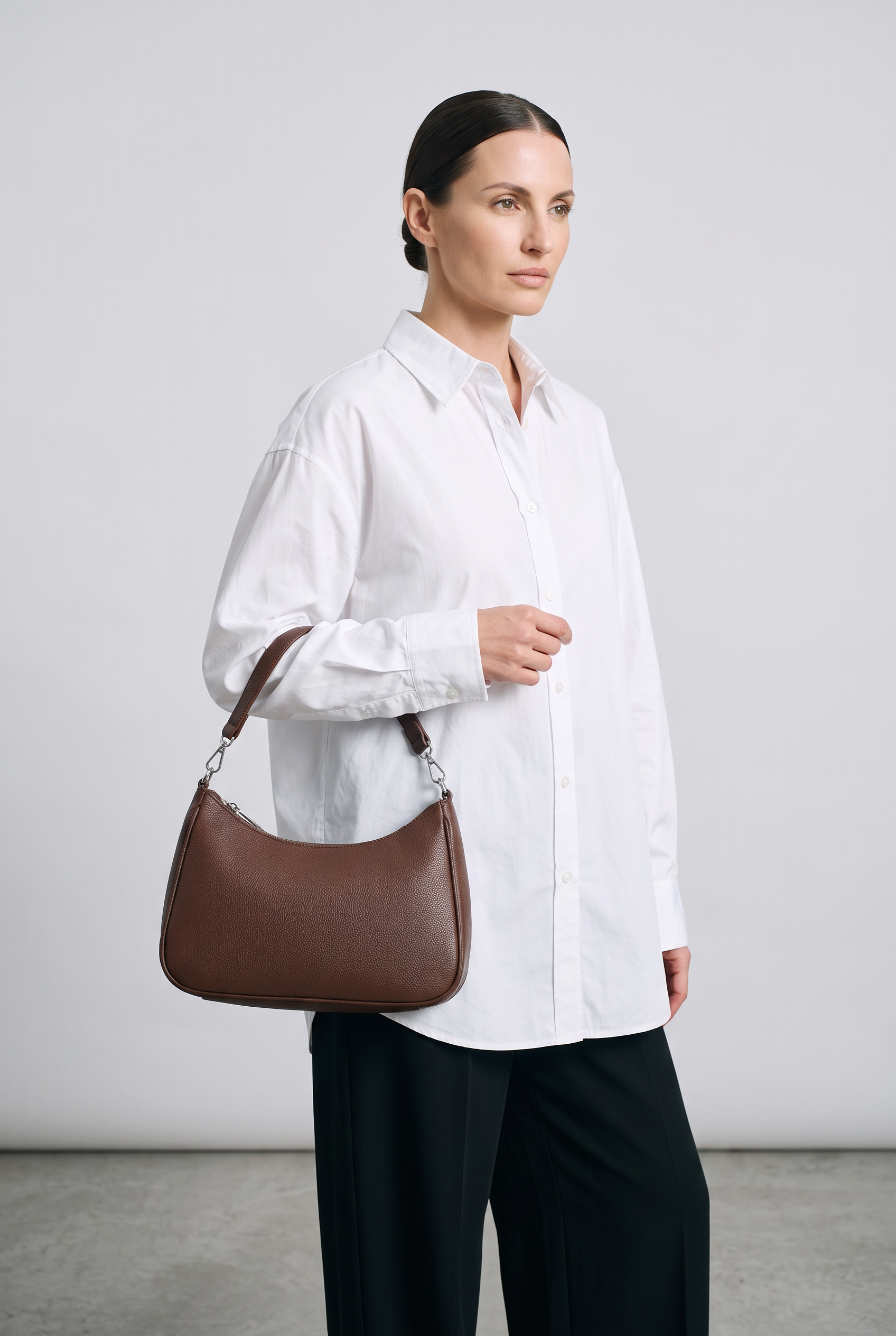 Sac DALIA marron foncé, porté, de face