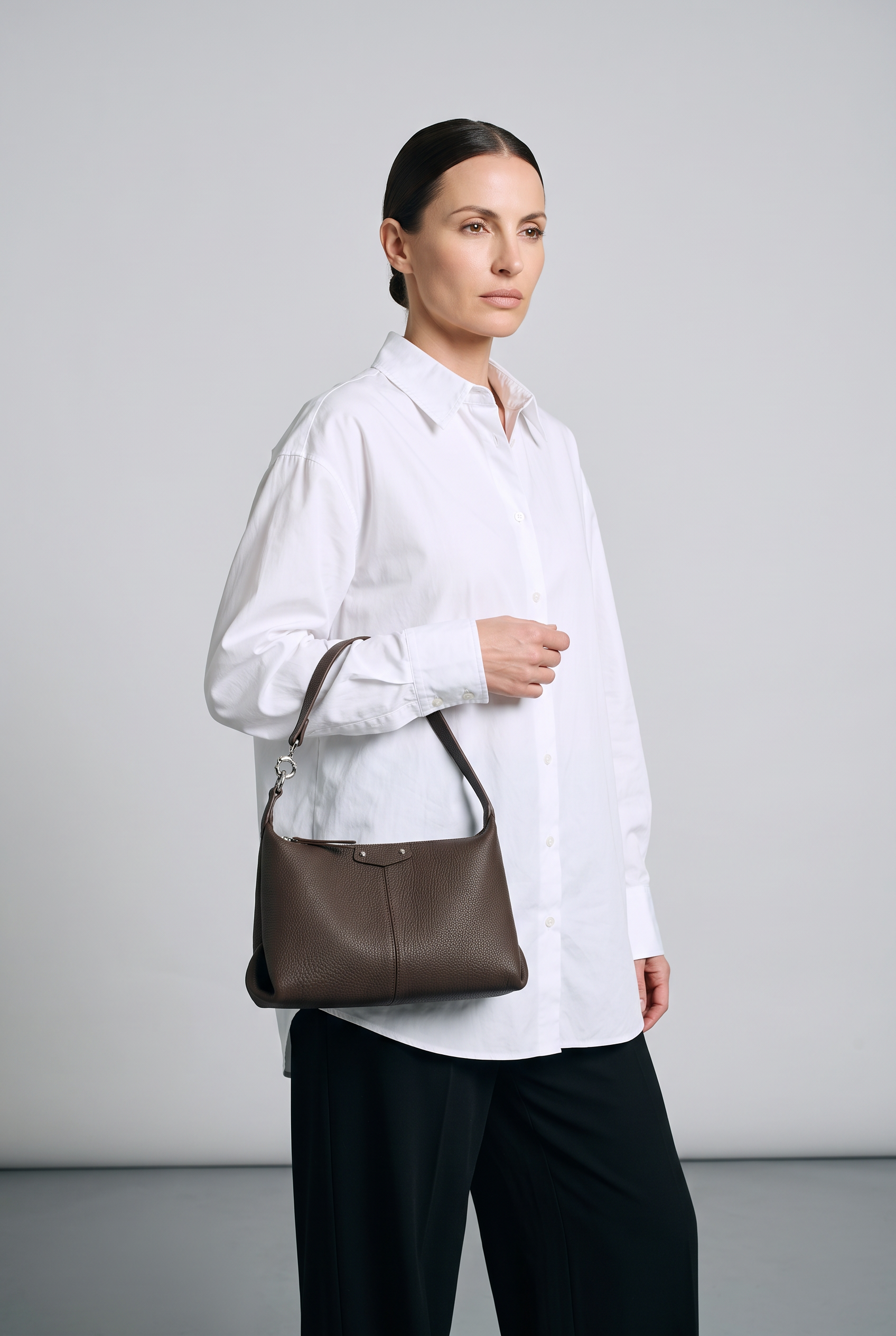 Sac MAELLE marron foncé, porté, de face
