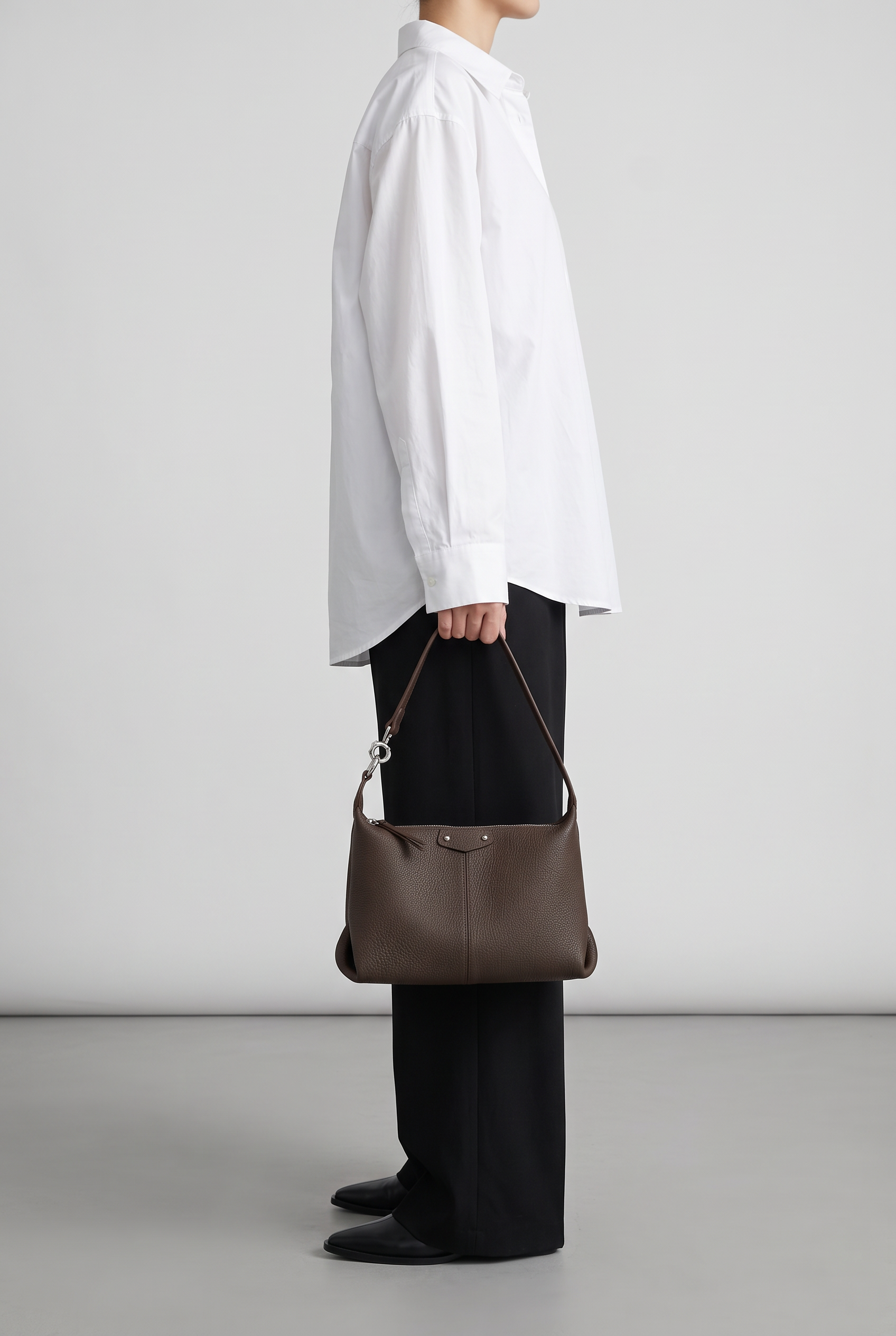 Sac MAELLE marron foncé, porté à la main