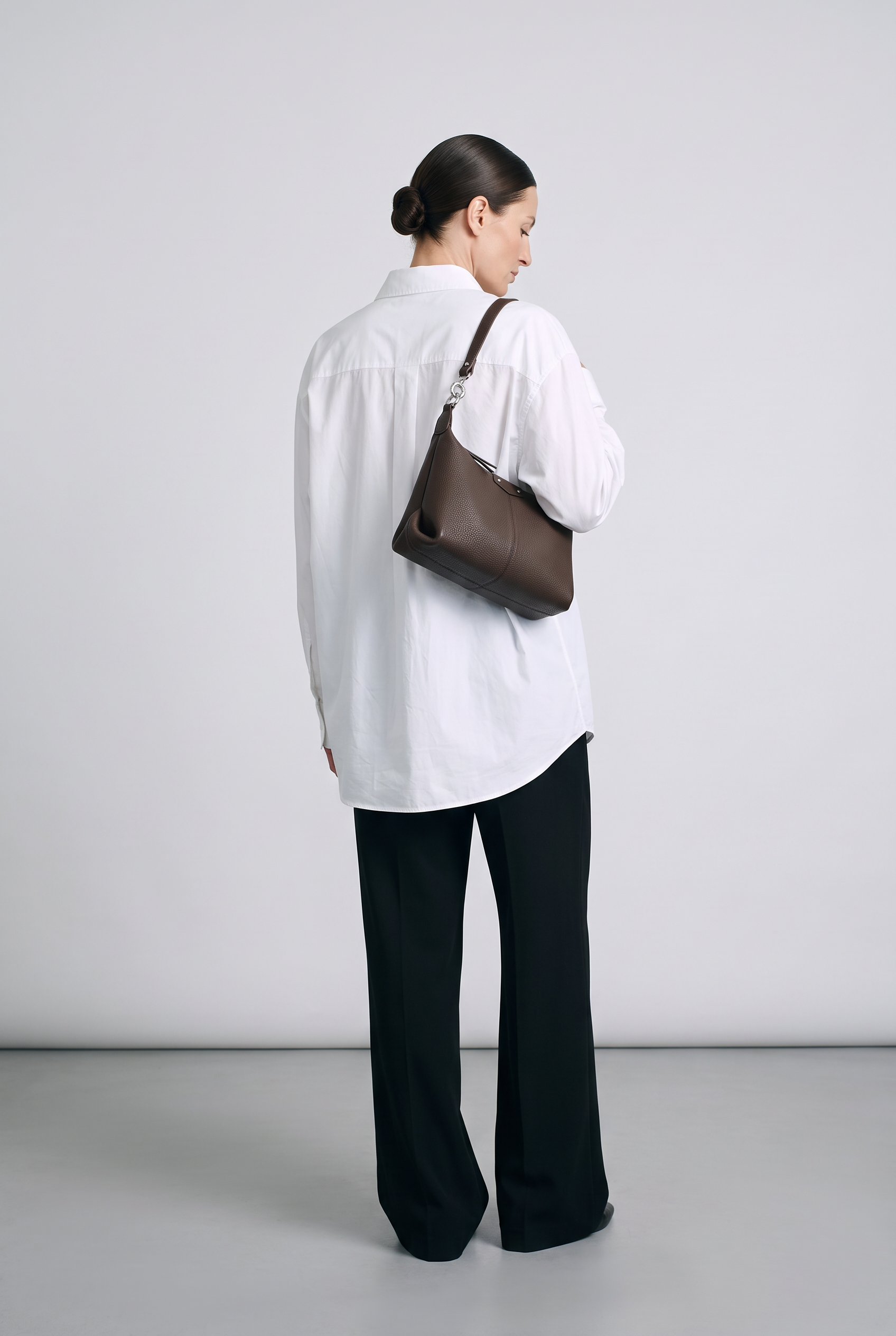 Sac MAELLE marron foncé, porté, de dos
