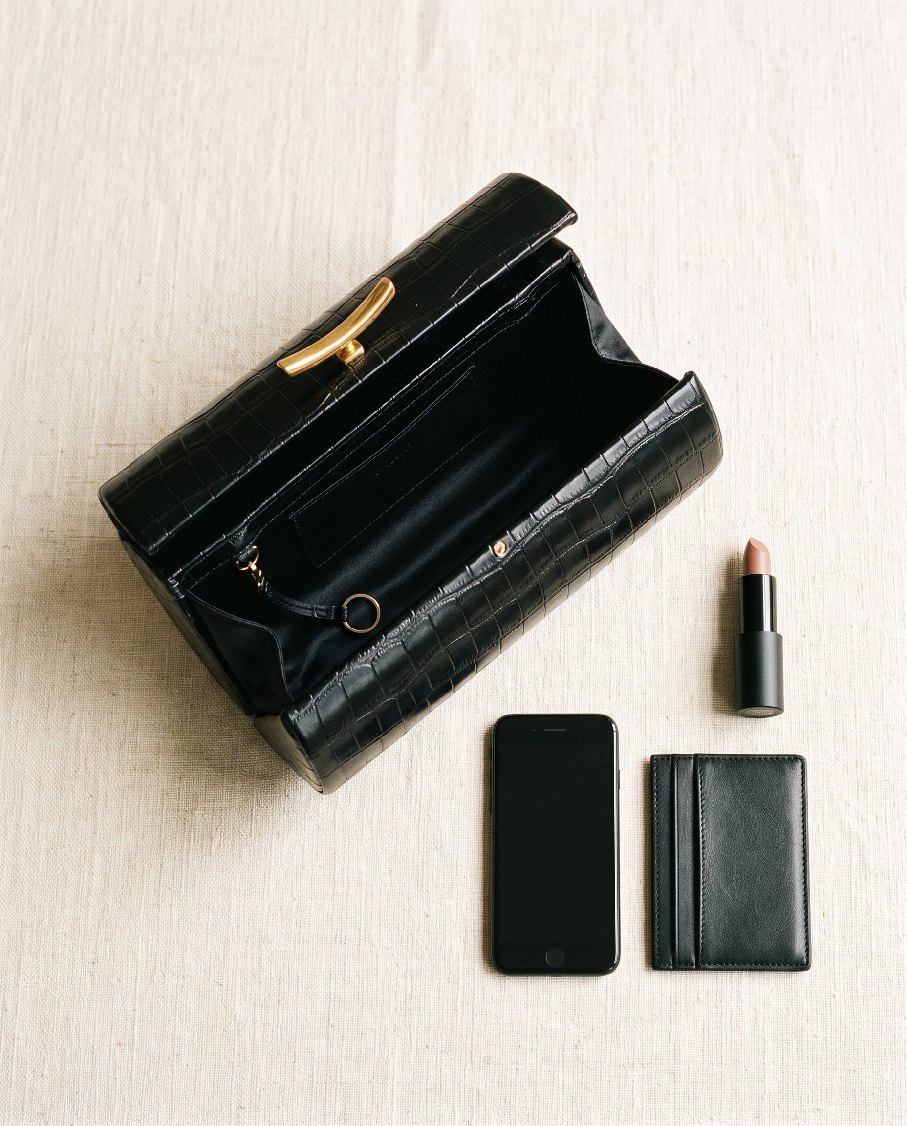 Pochette NADIA noir, ce que le sac peut contenir