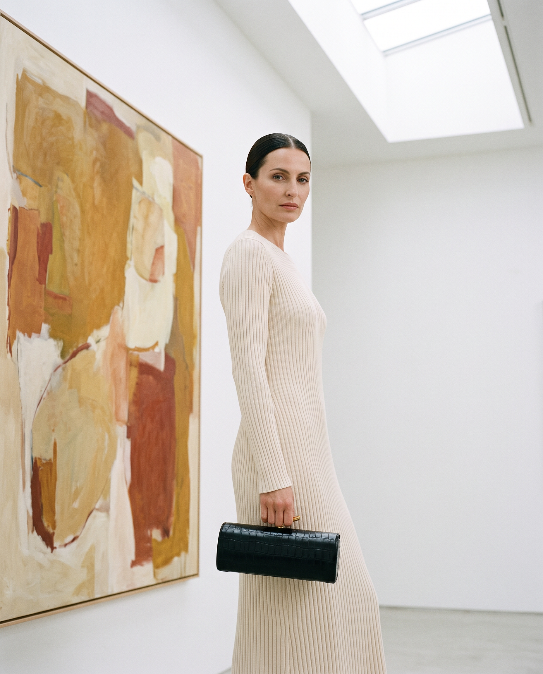 Pochette NADIA noir, porté dans une galerie d'art