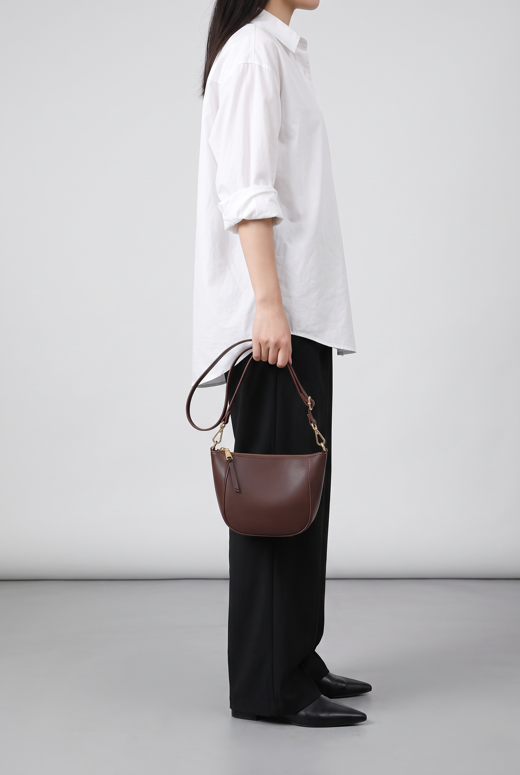 Sac MARTA marron foncé, porté à la main