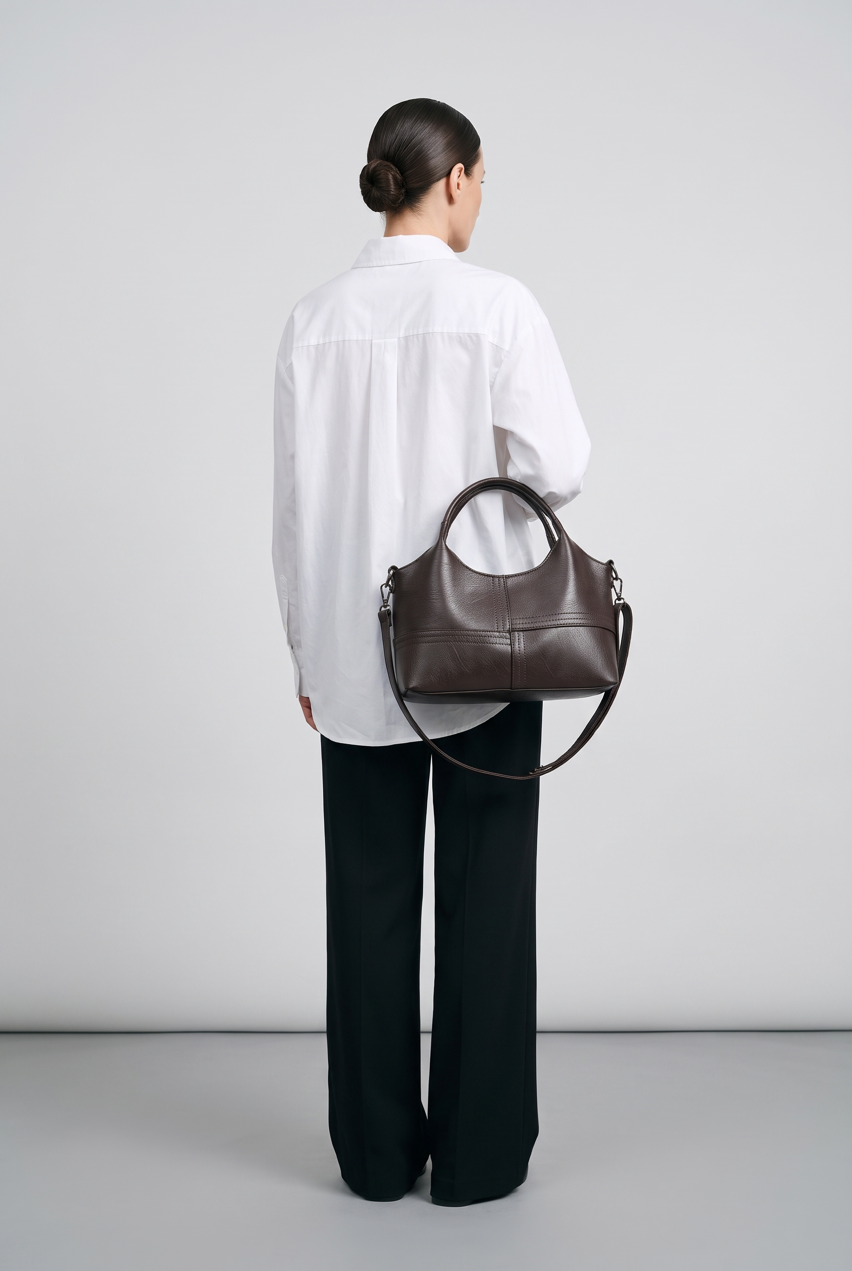 Sac JULIA marron foncé, porté, de dos