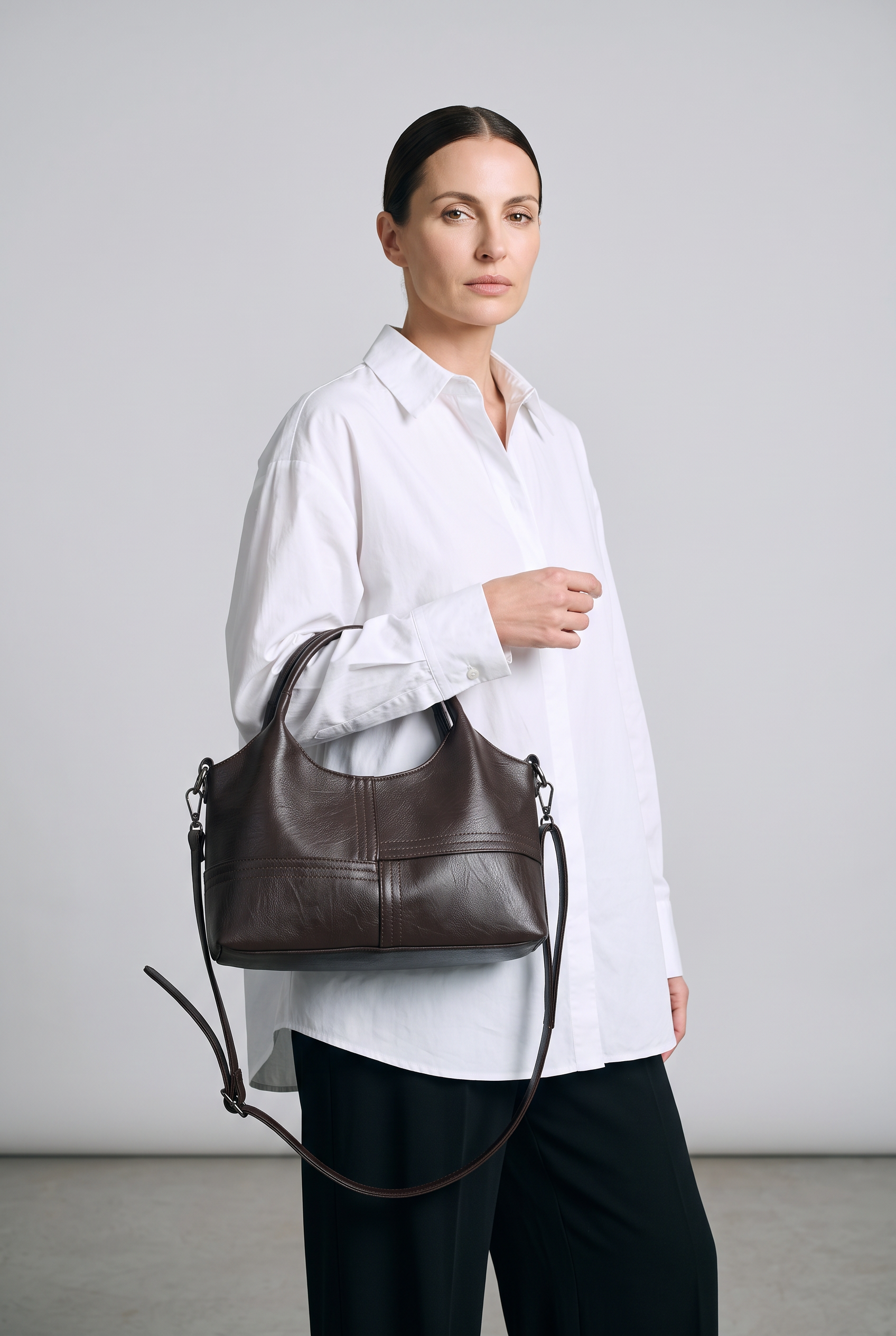 Sac JULIA marron foncé, porté, de face