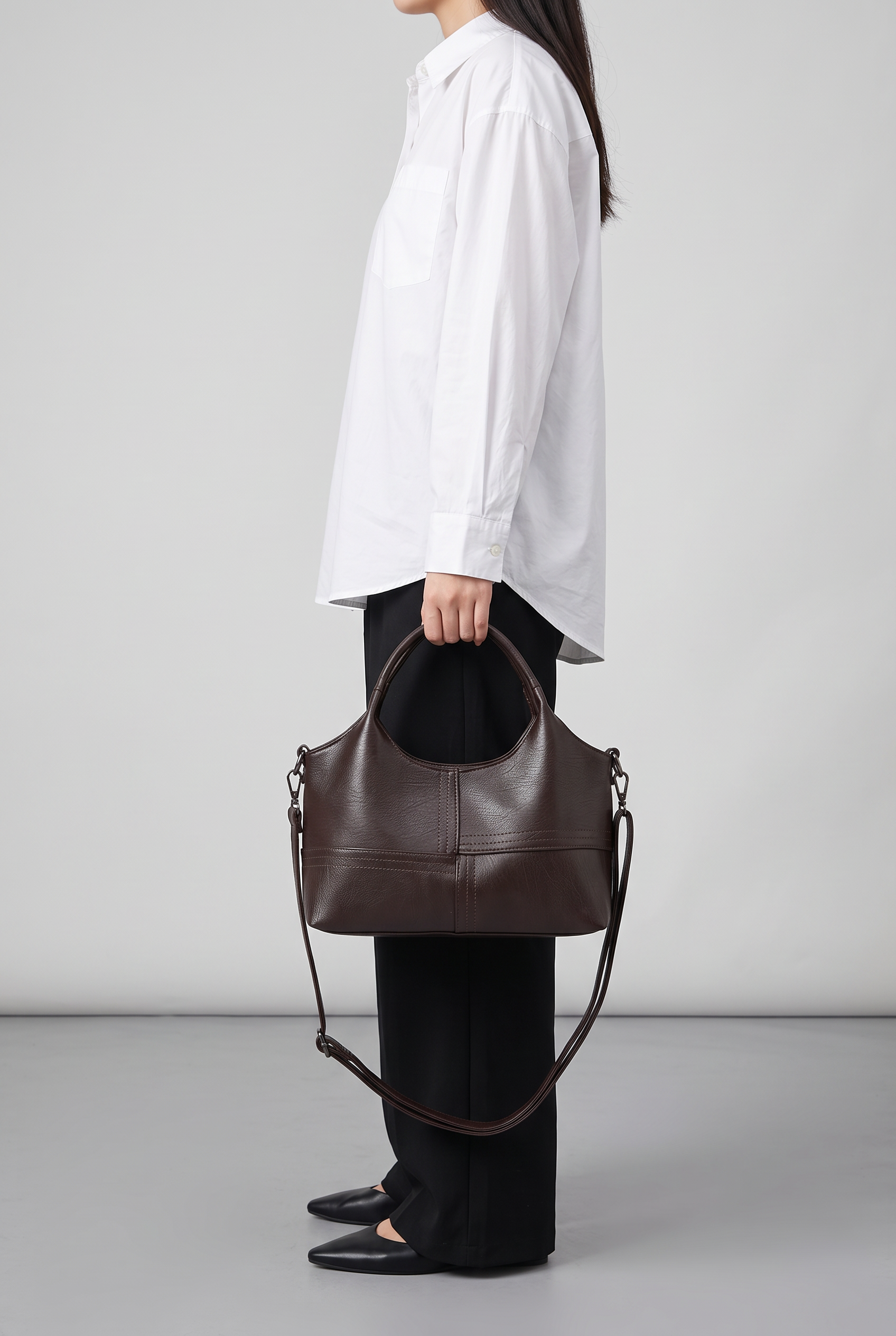 Sac JULIA marron foncé, porté à la main