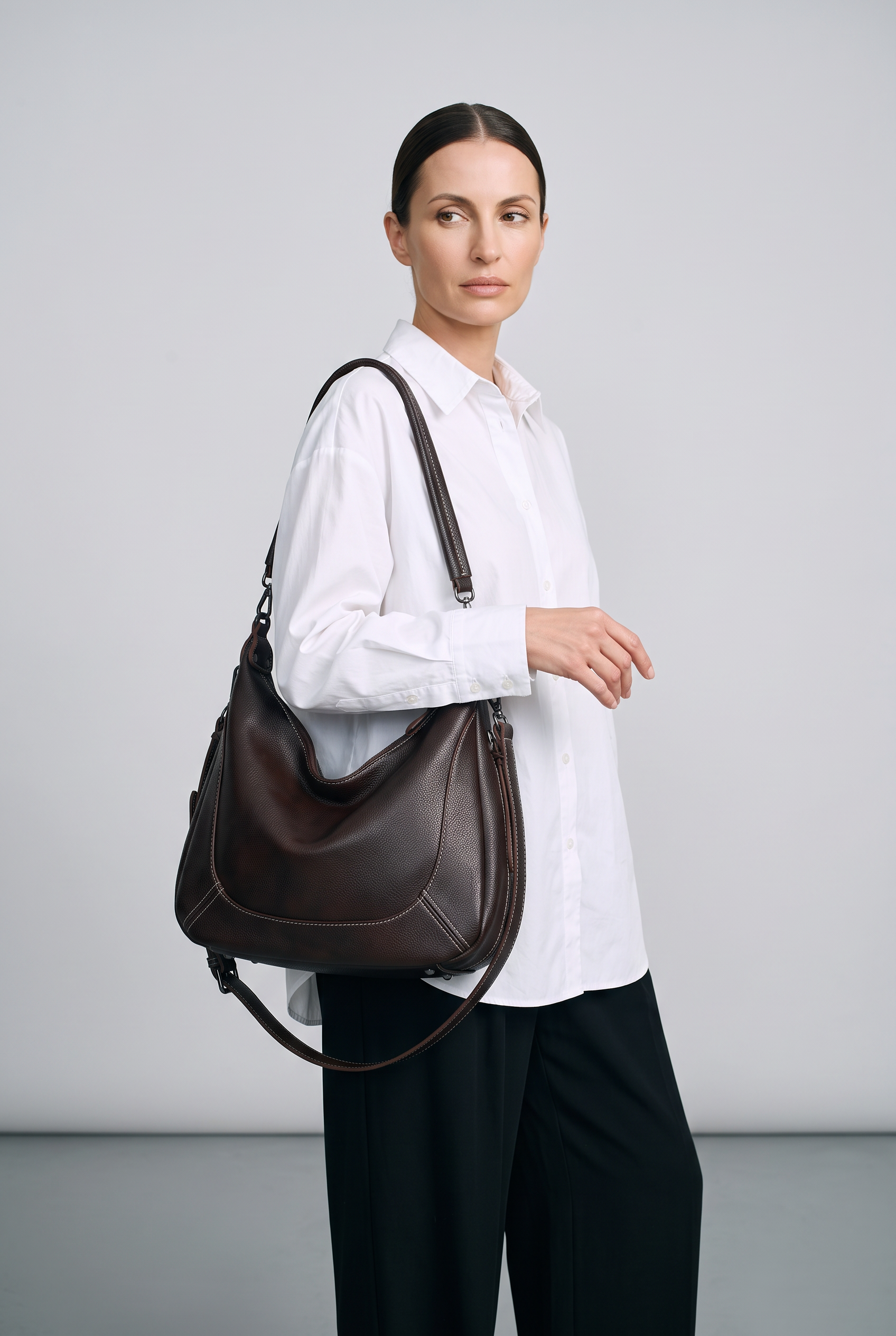 Sac LUCIE marron foncé, porté, de face