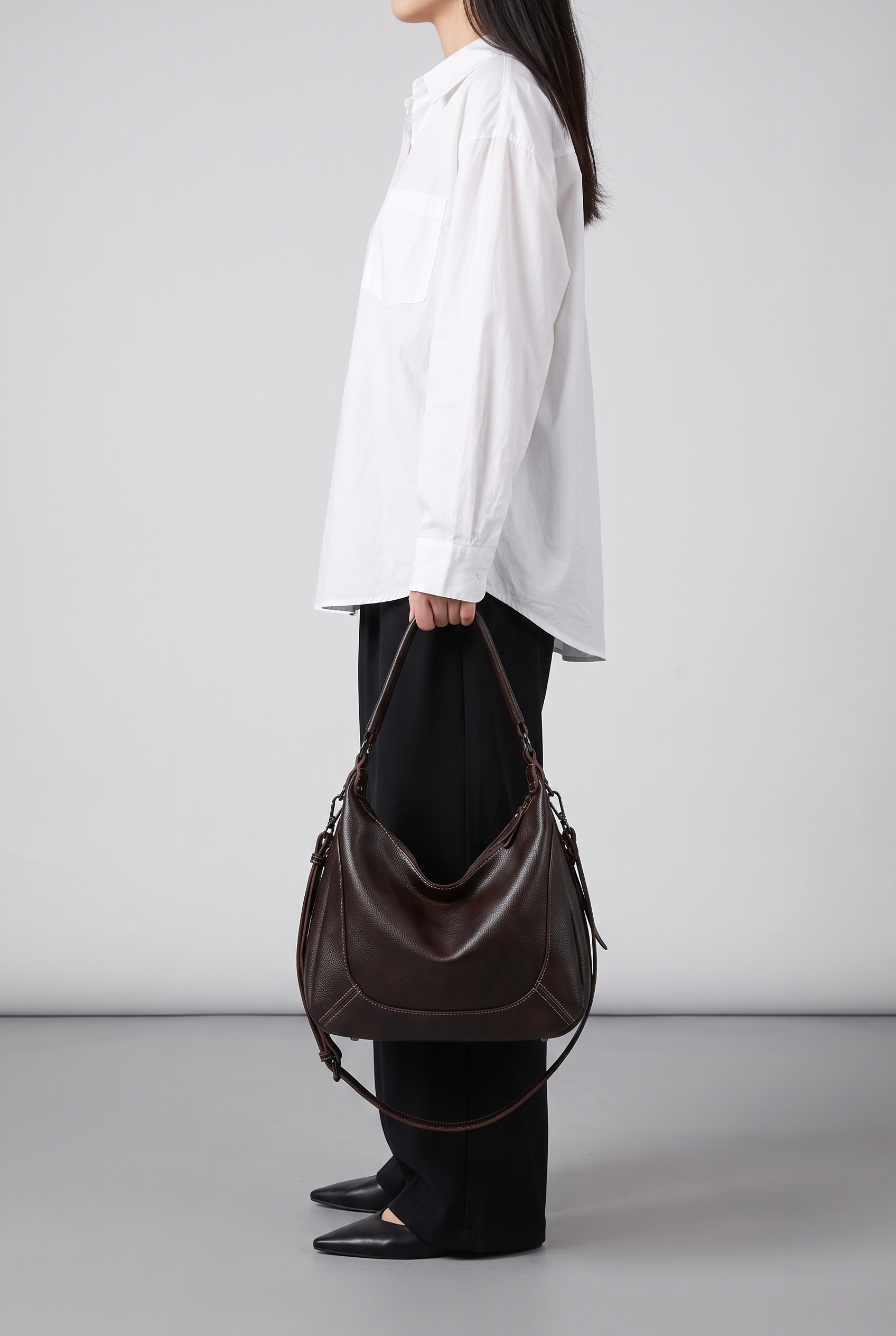 Sac LUCIE marron foncé, porté à la main
