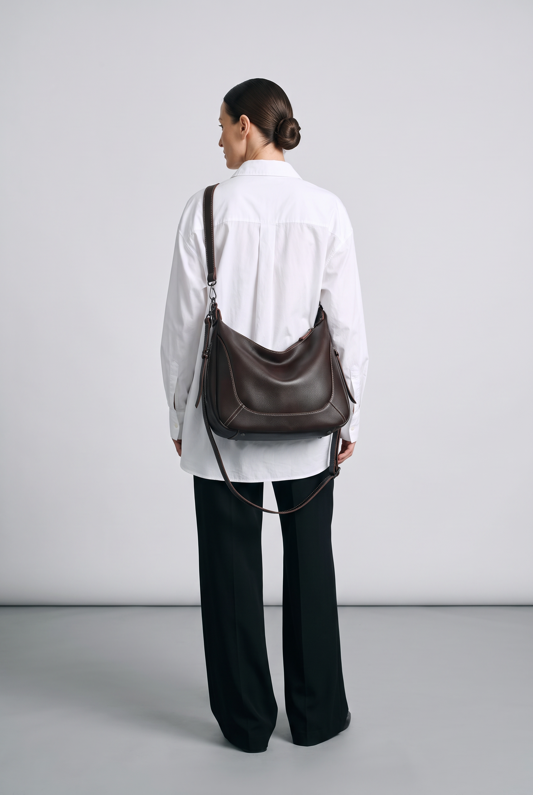 Sac LUCIE marron foncé, porté, de dos