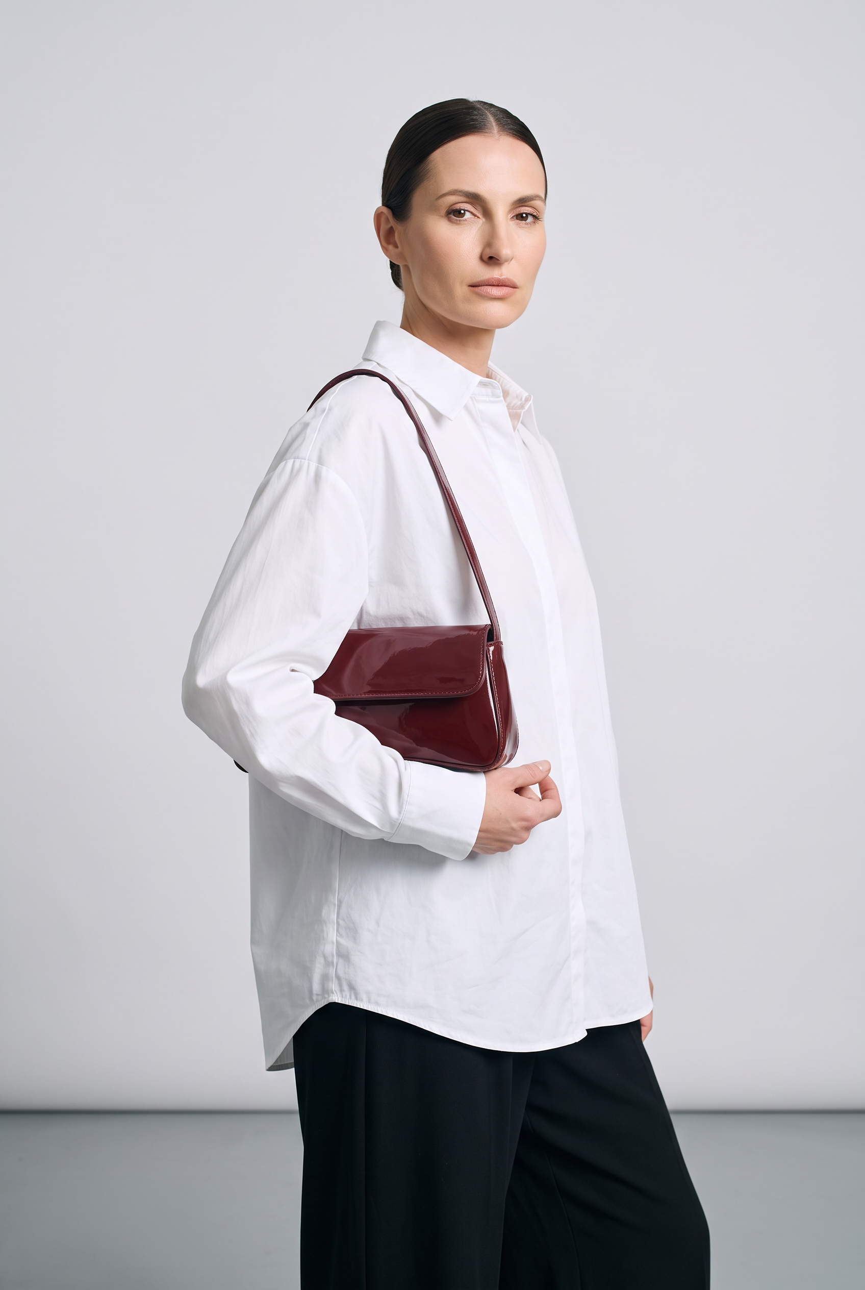 Sac LÉA bordeaux, porté, de face