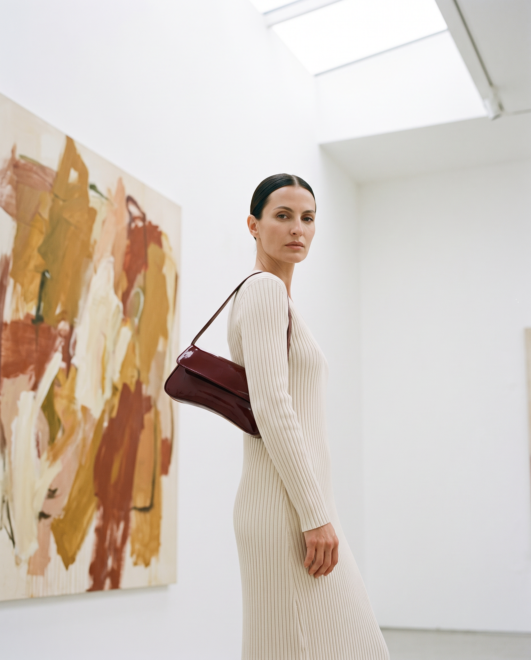 Sac LÉA bordeaux, porté dans une galerie d'art