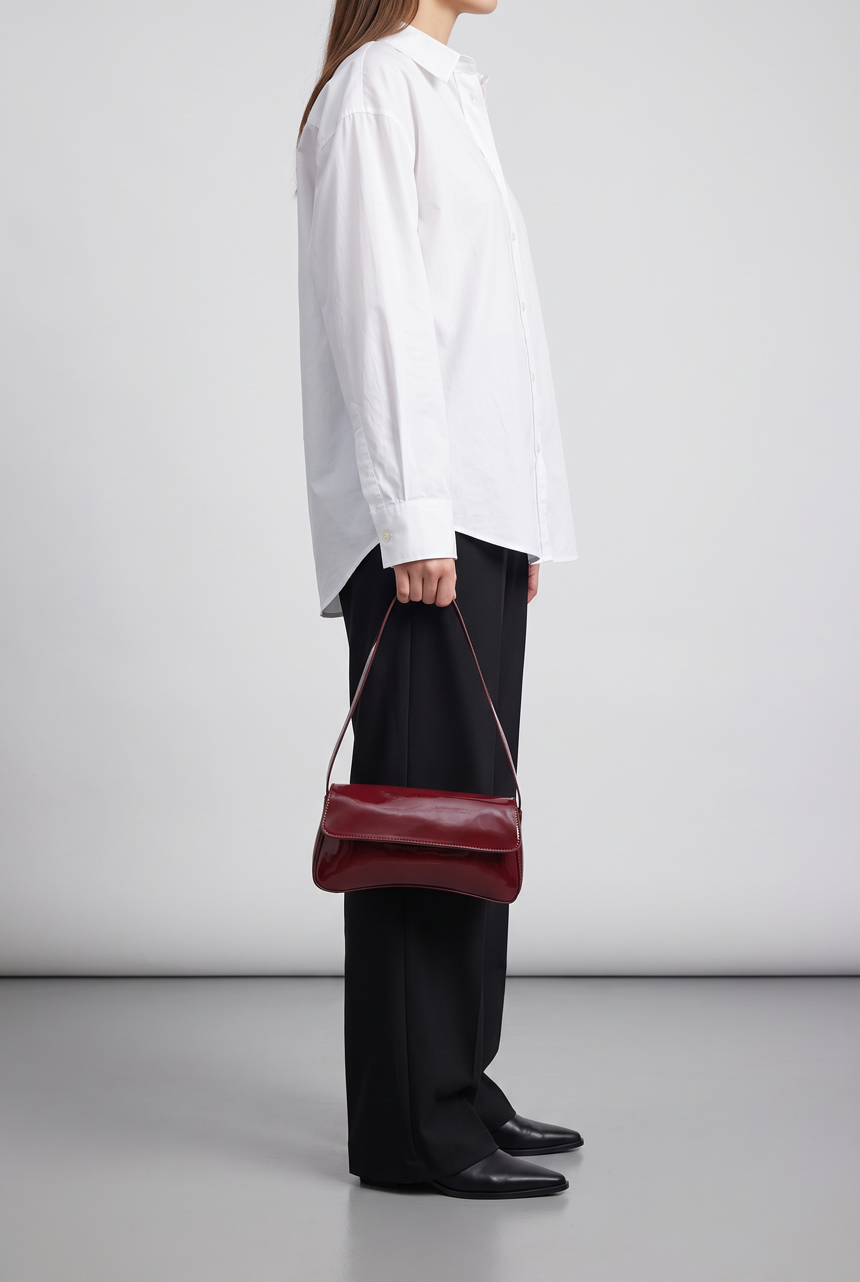 Sac LÉA bordeaux, porté à la main