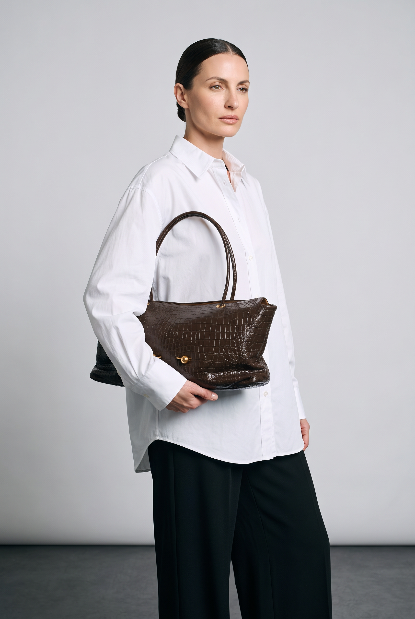 Sac ELSA marron foncé, porté, de face