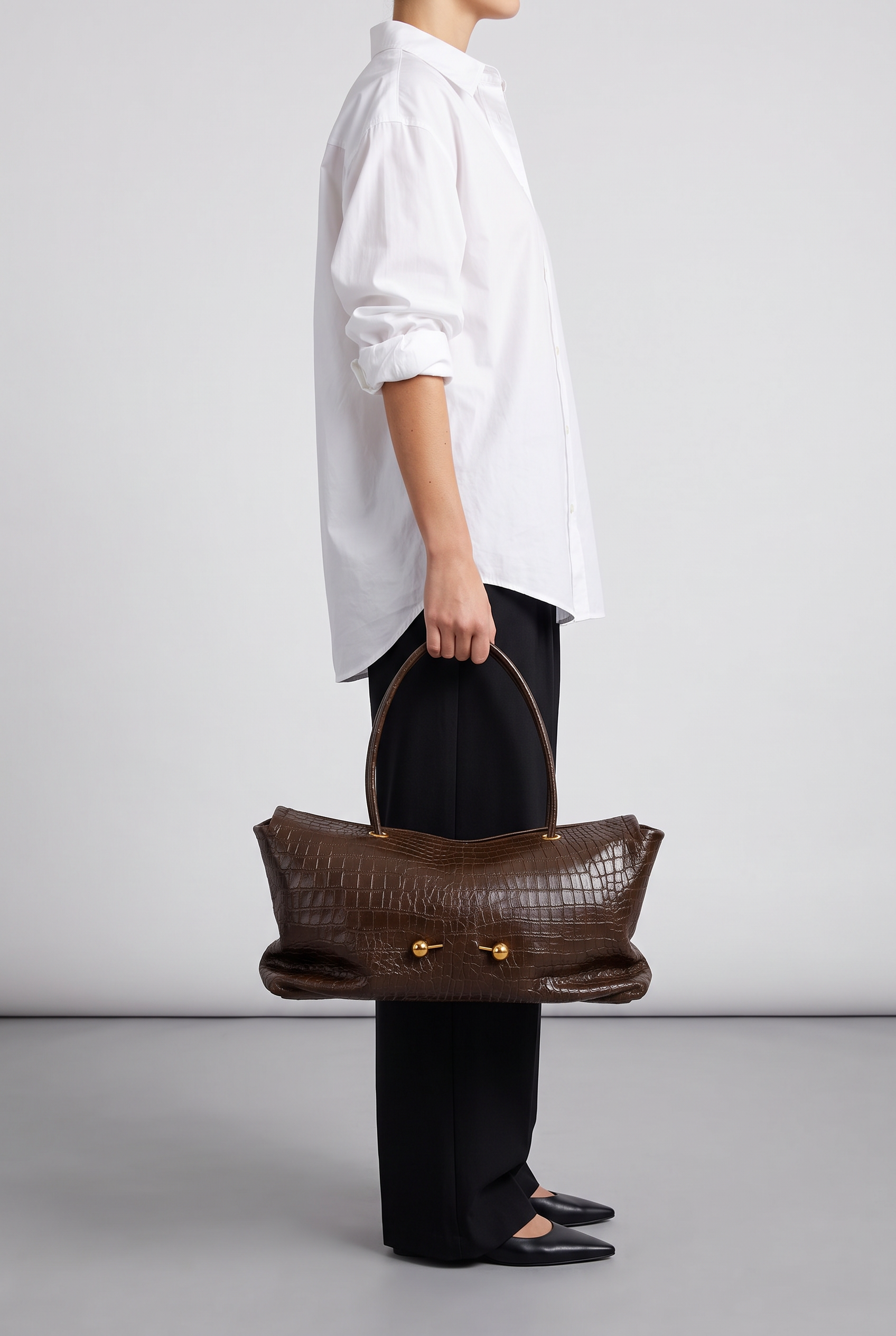 Sac ELSA marron foncé, porté à la main
