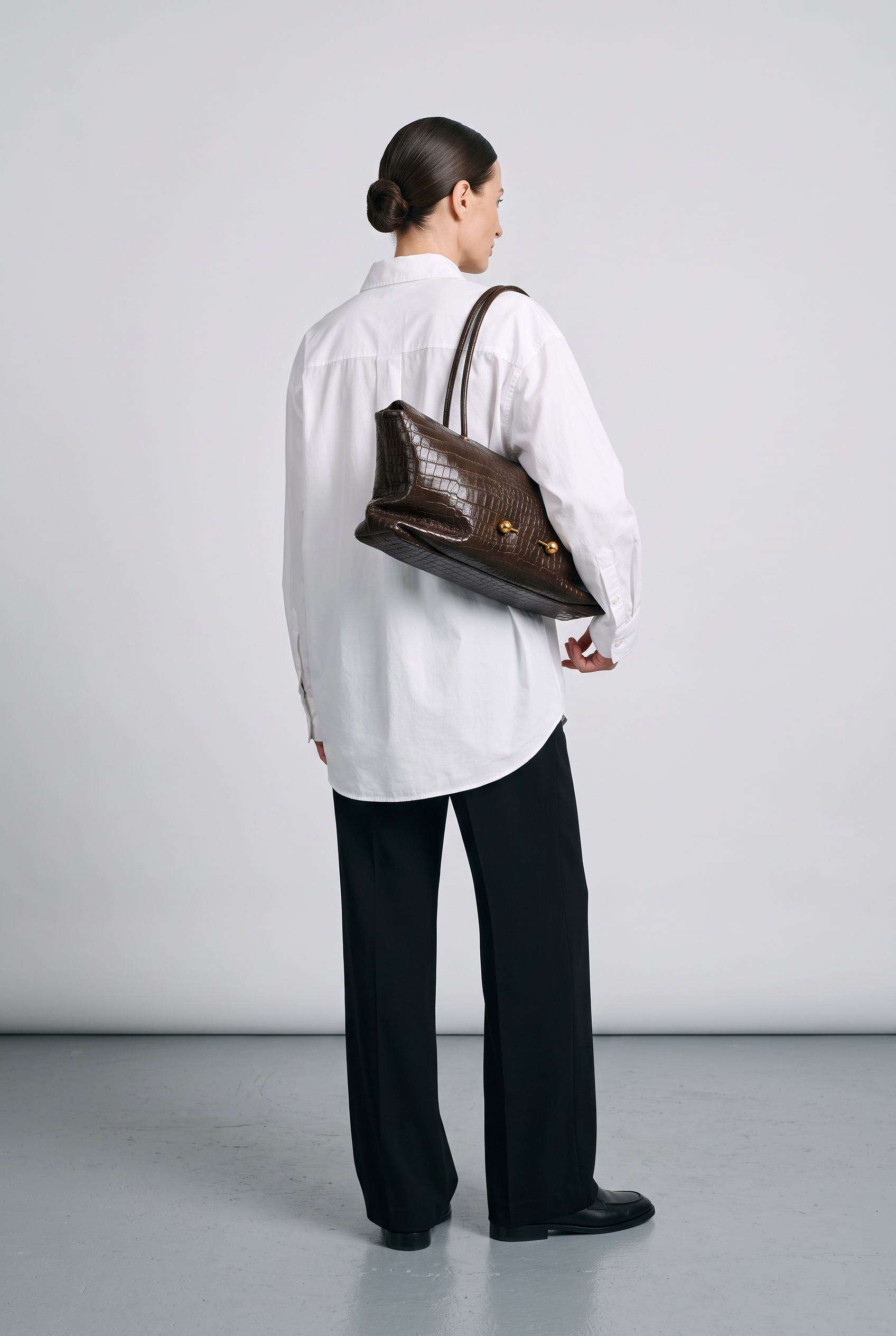 Sac ELSA marron foncé, porté, de dos