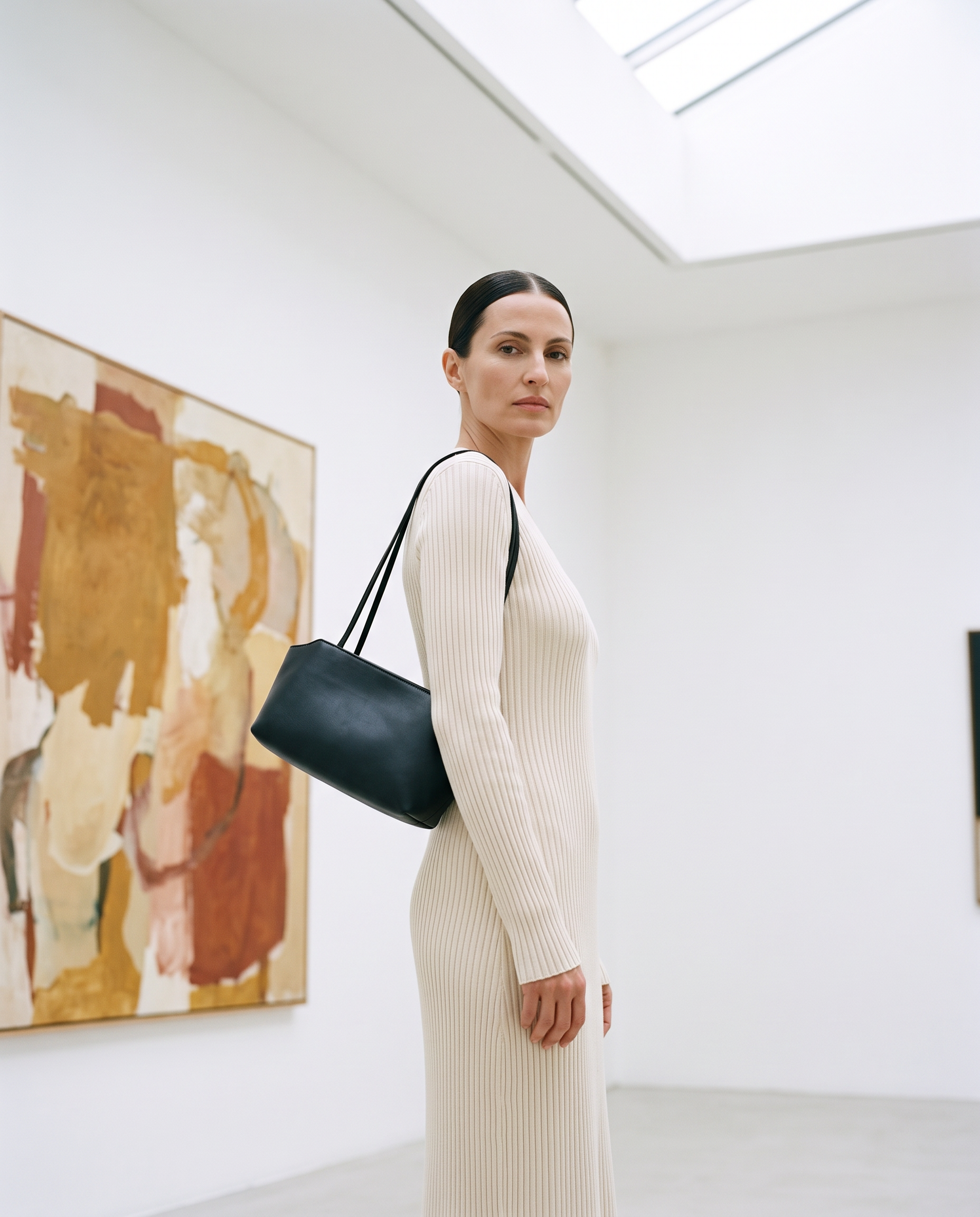 Sac ADÈLE noir, porté dans une galerie d'art