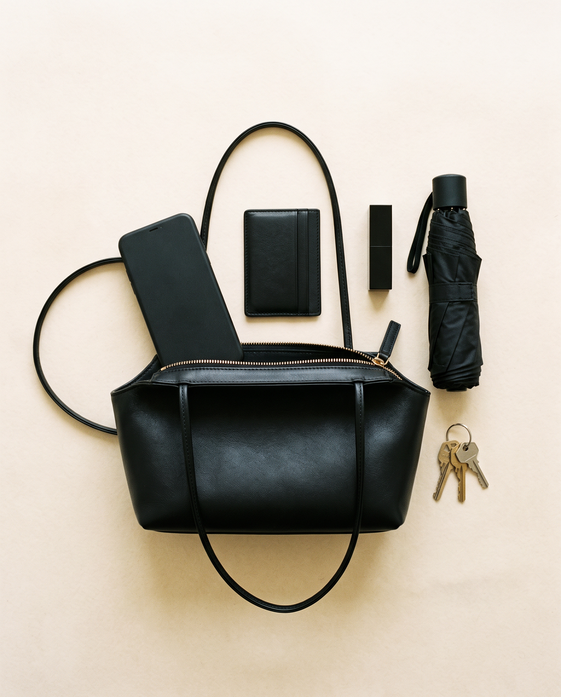 Sac ADÈLE noir, ce que le sac peut contenir