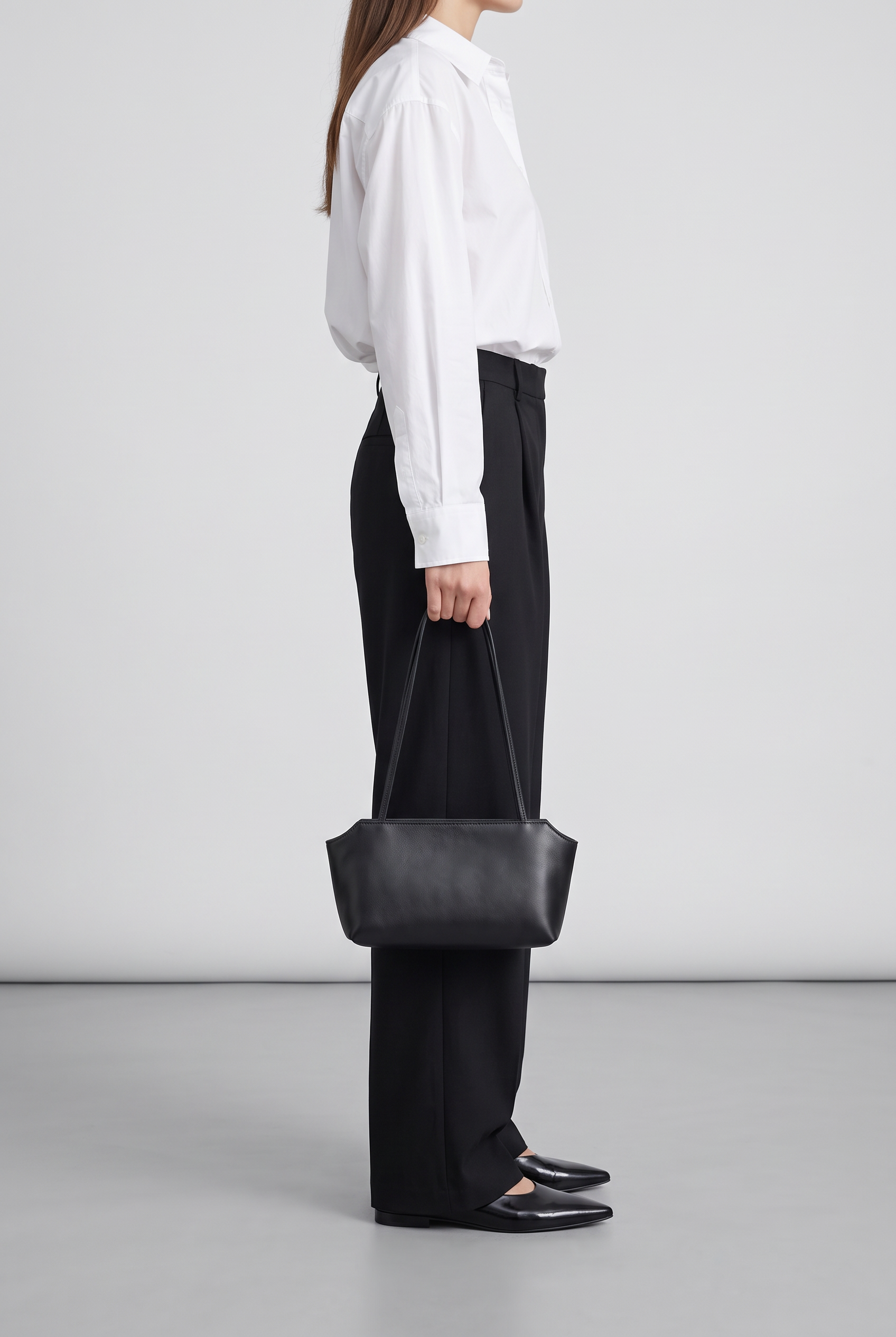 Sac ADÈLE noir, porté à la main