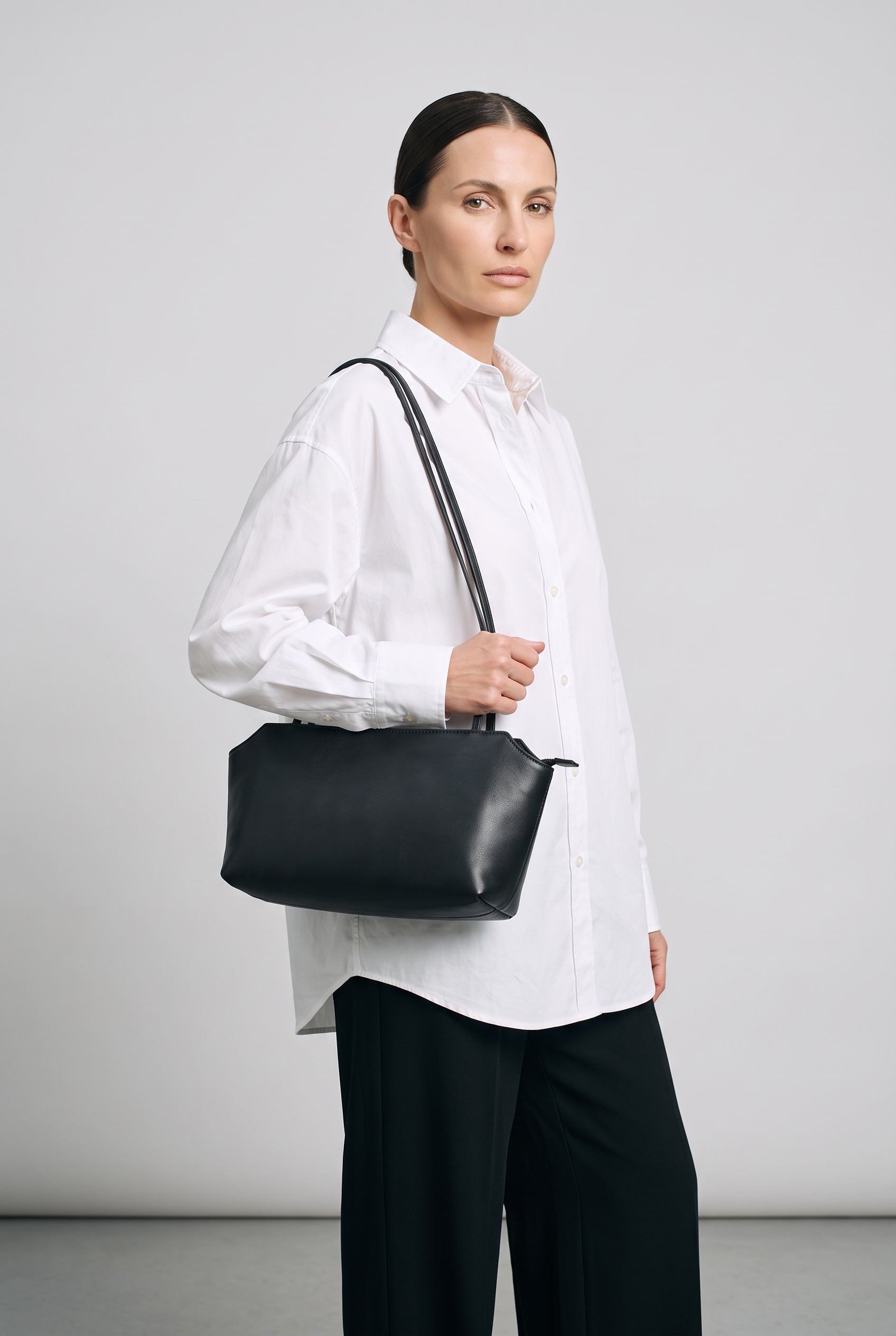 Sac ADÈLE noir, porté, de face