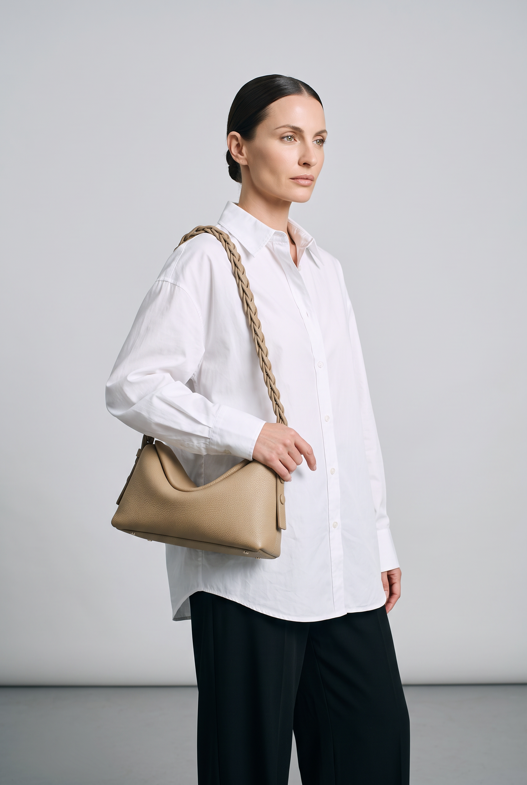 Sac CAPUCINE taupe, porté, de face