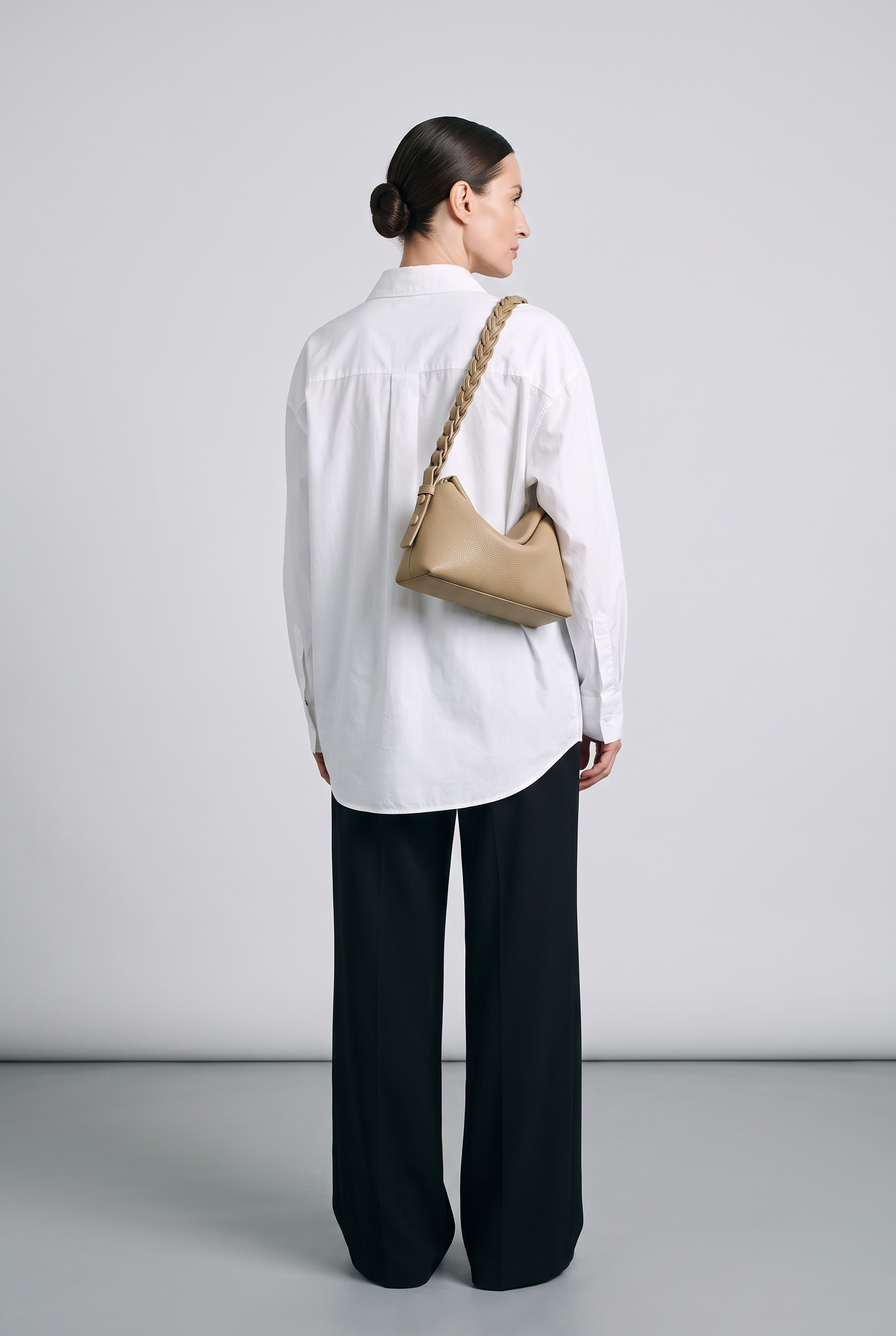 Sac CAPUCINE taupe, porté, de dos