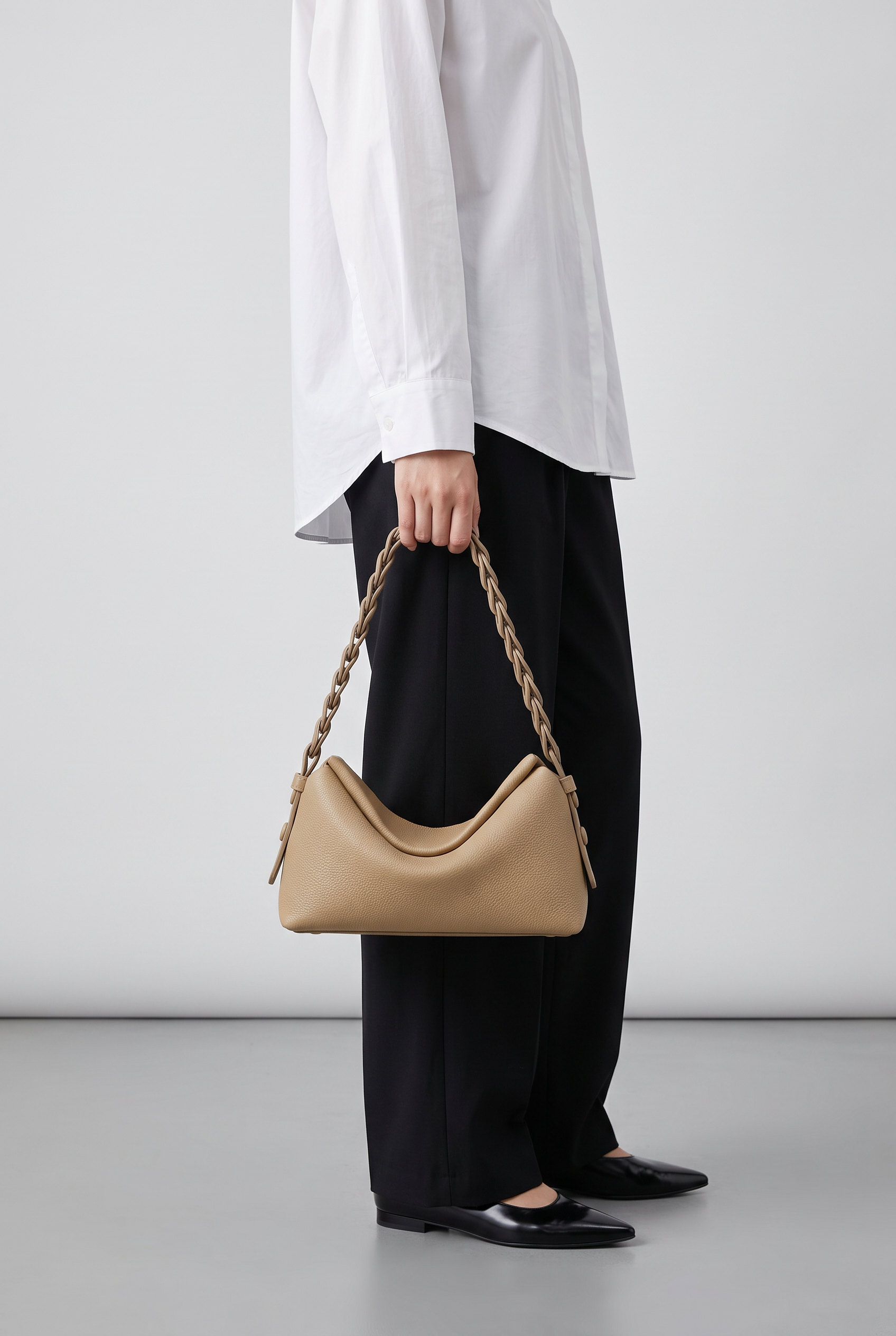 Sac CAPUCINE taupe, porté à la main