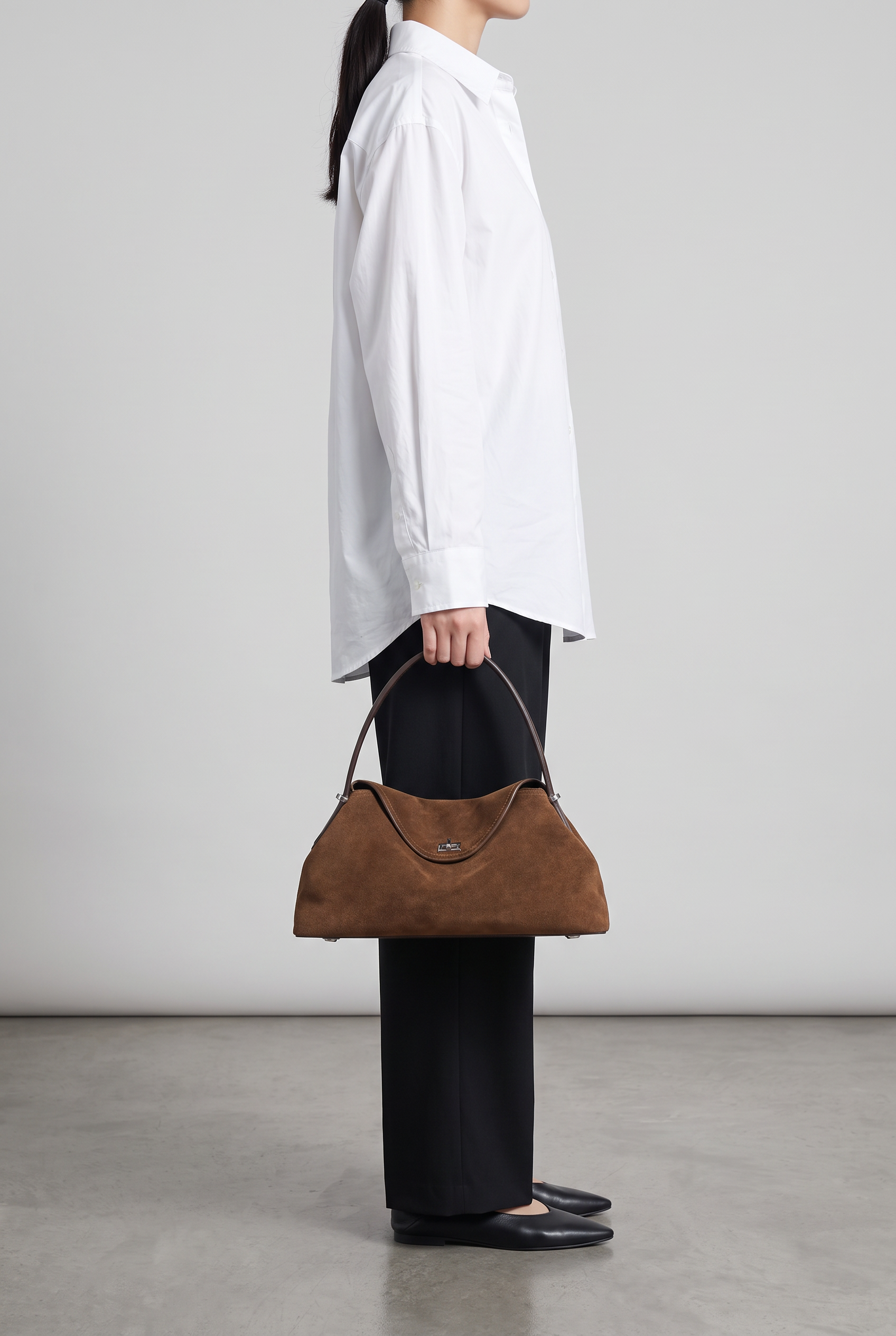 Sac HORTENSE marron, porté à la main