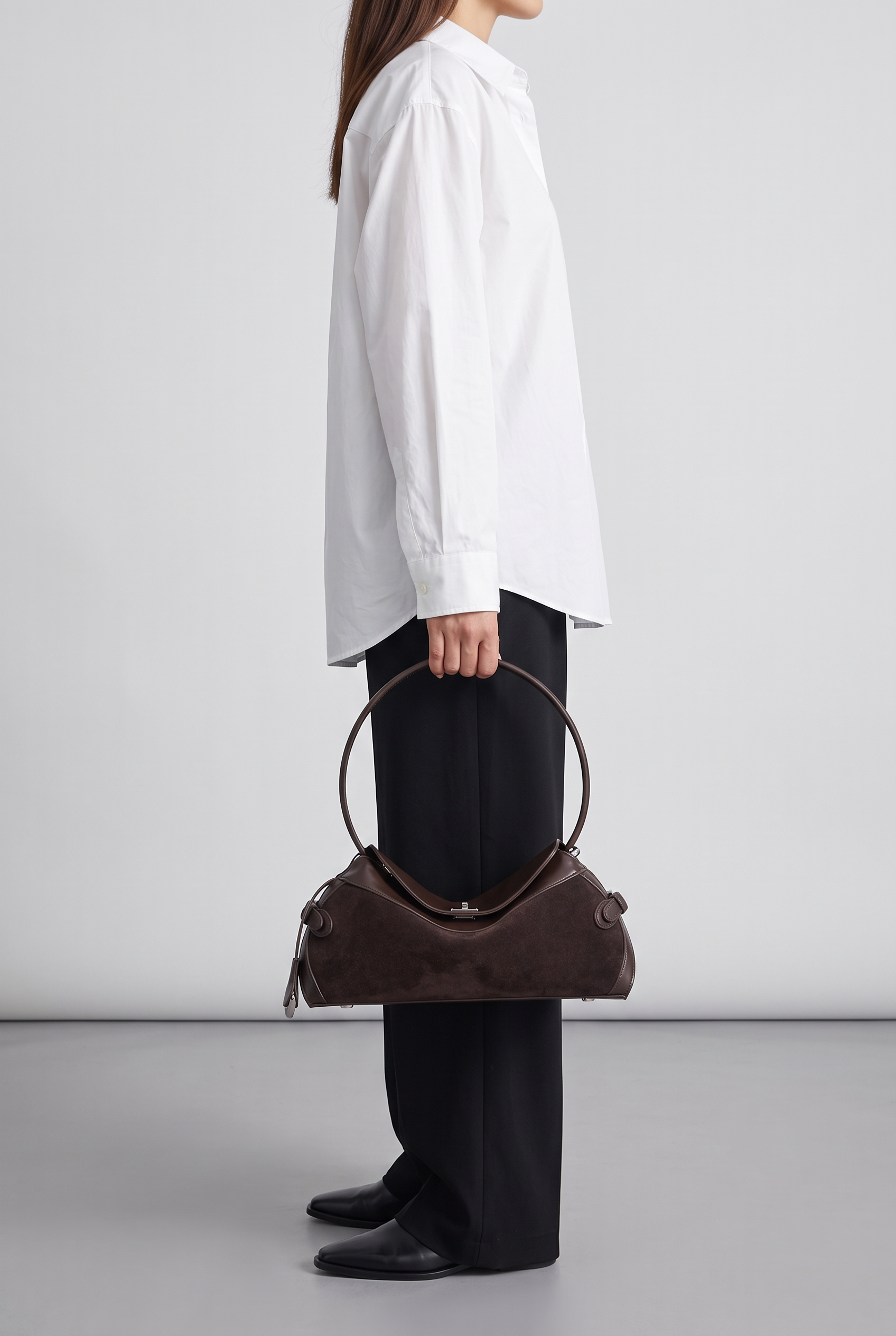 Sac ROSALIE marron foncé, porté à la main