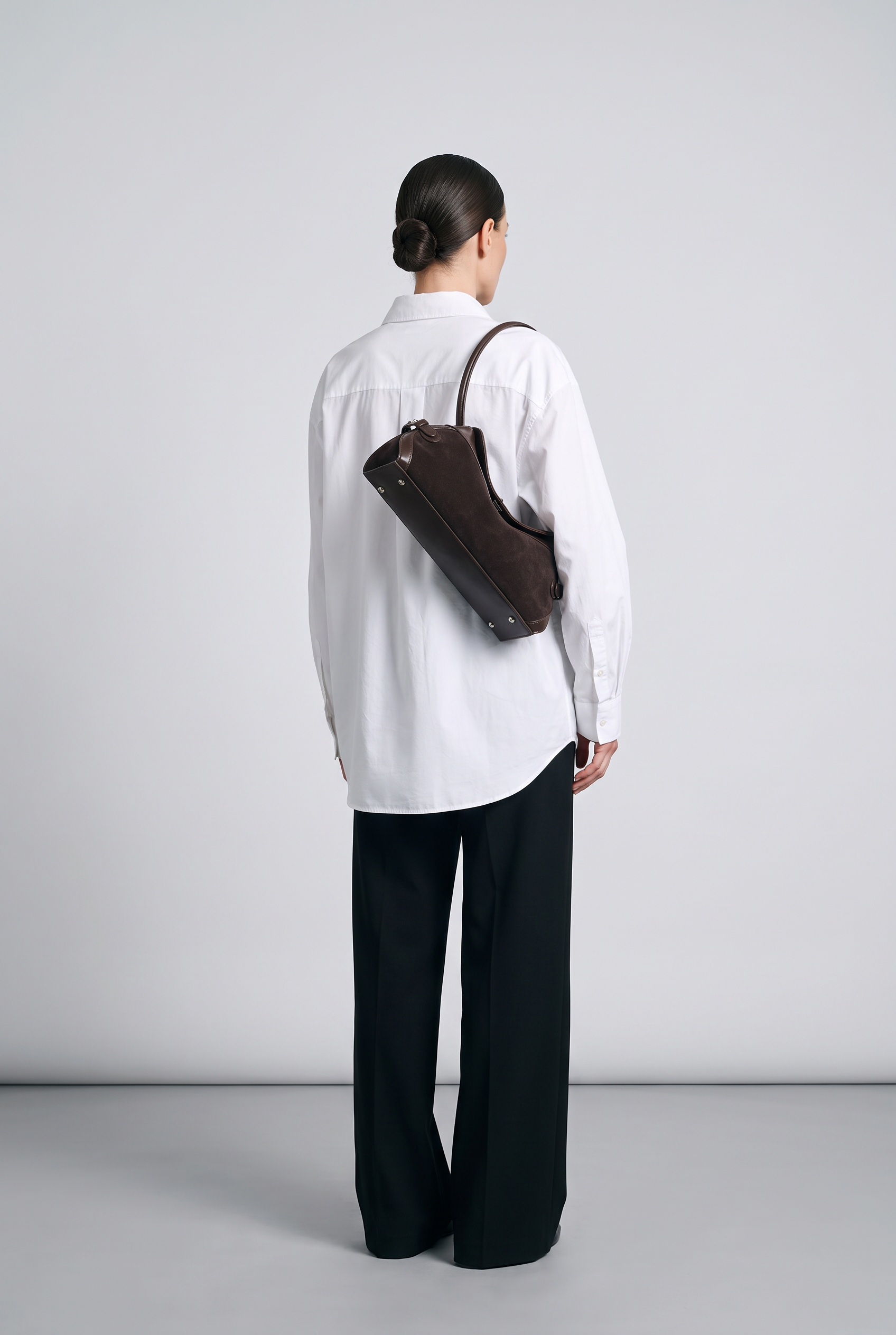 Sac ROSALIE marron foncé, porté, de dos