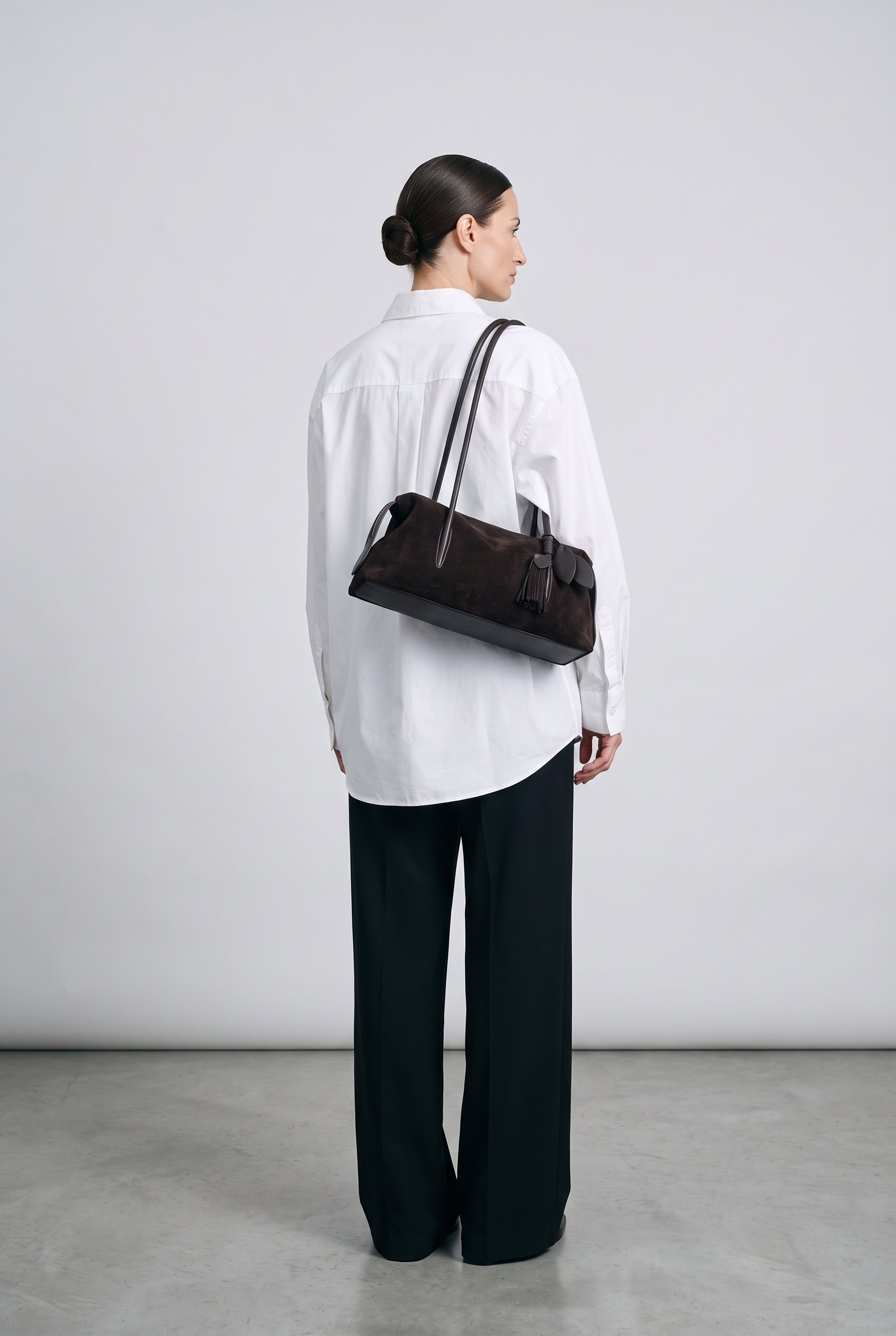 Sac SOLÈNE marron foncé, porté, de dos