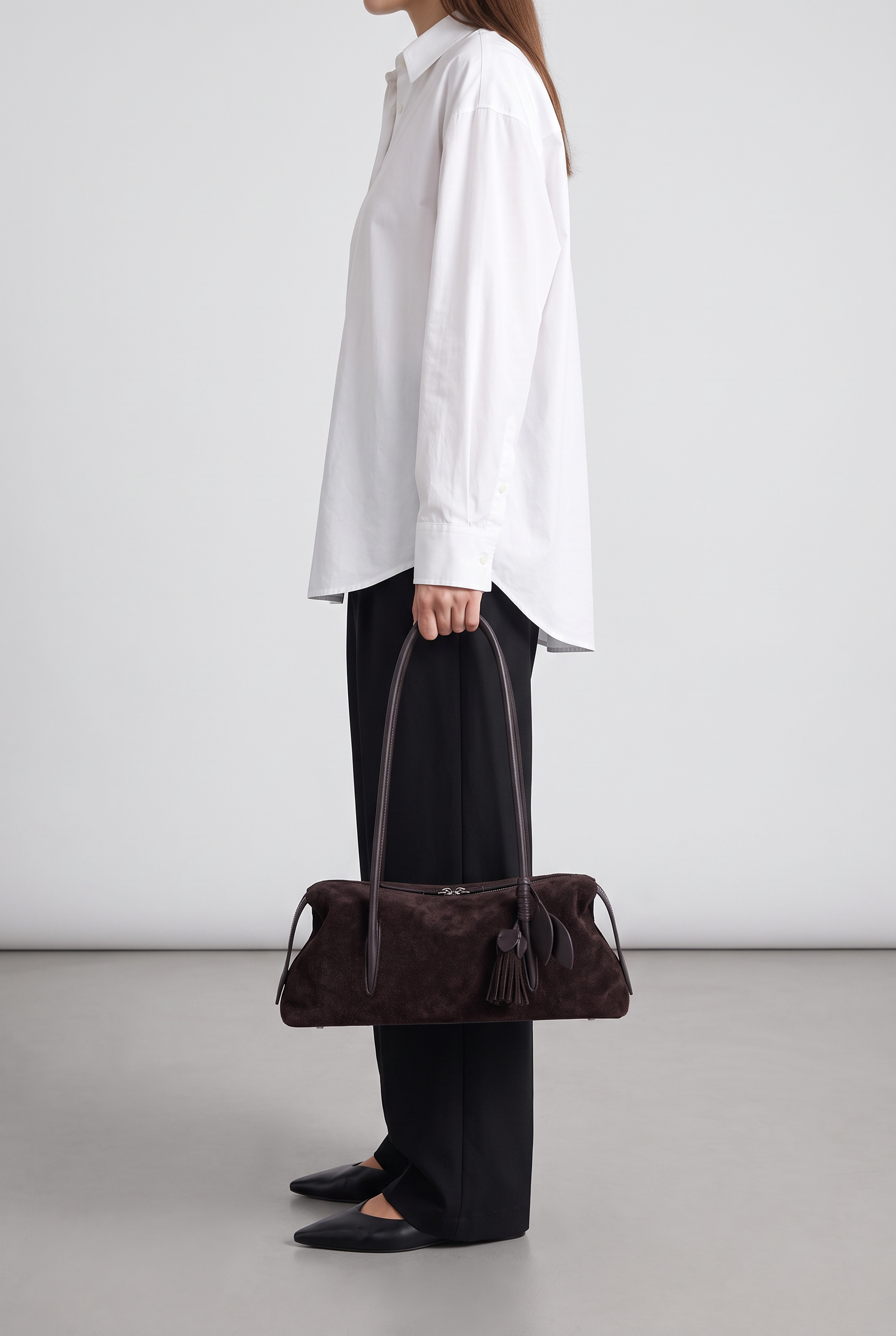 Sac SOLÈNE marron foncé, porté à la main