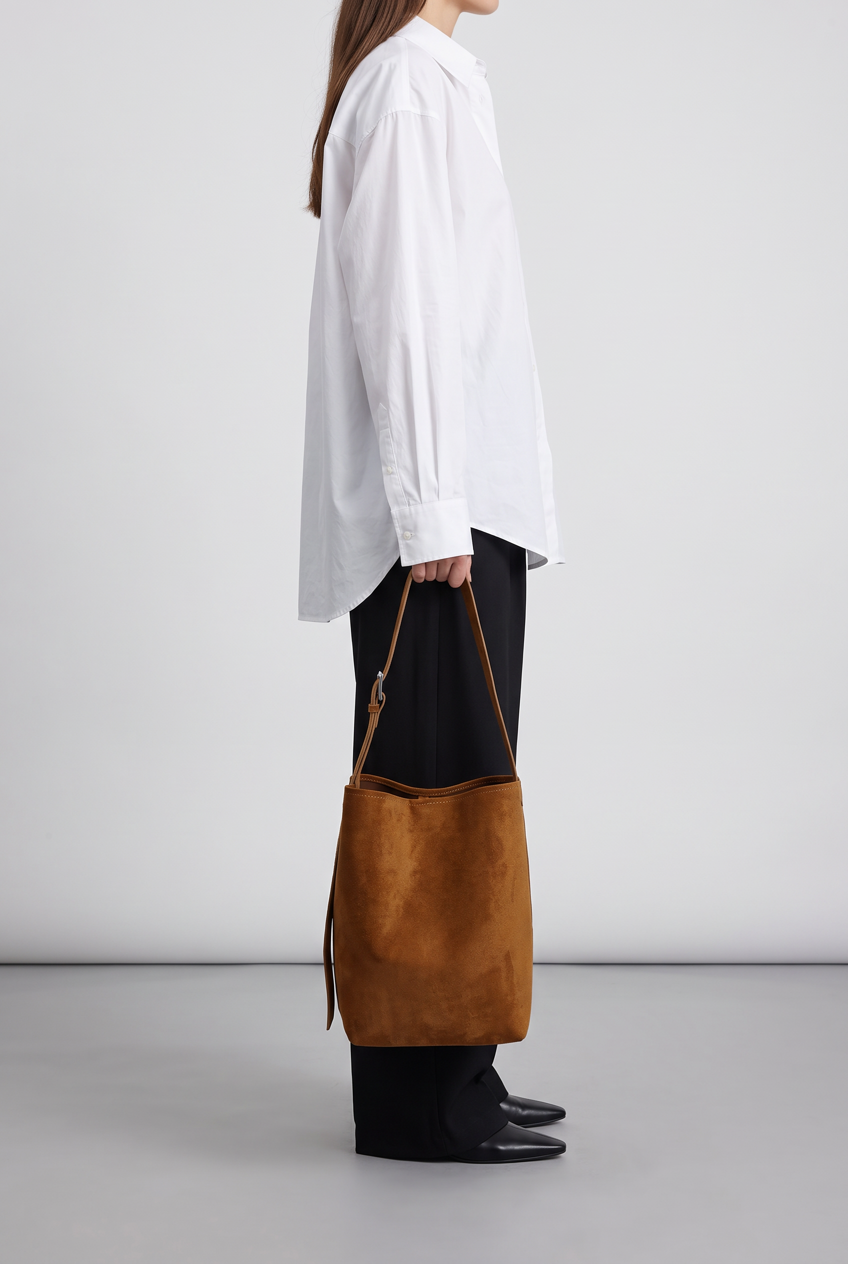 Sac seau LOUNA camel, porté à la main
