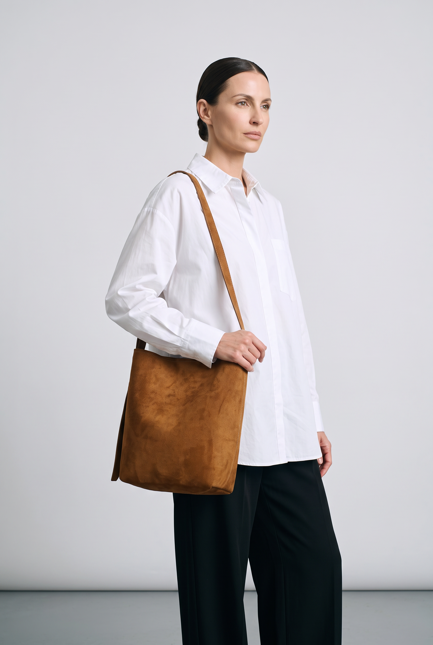 Sac seau LOUNA camel, porté, de face