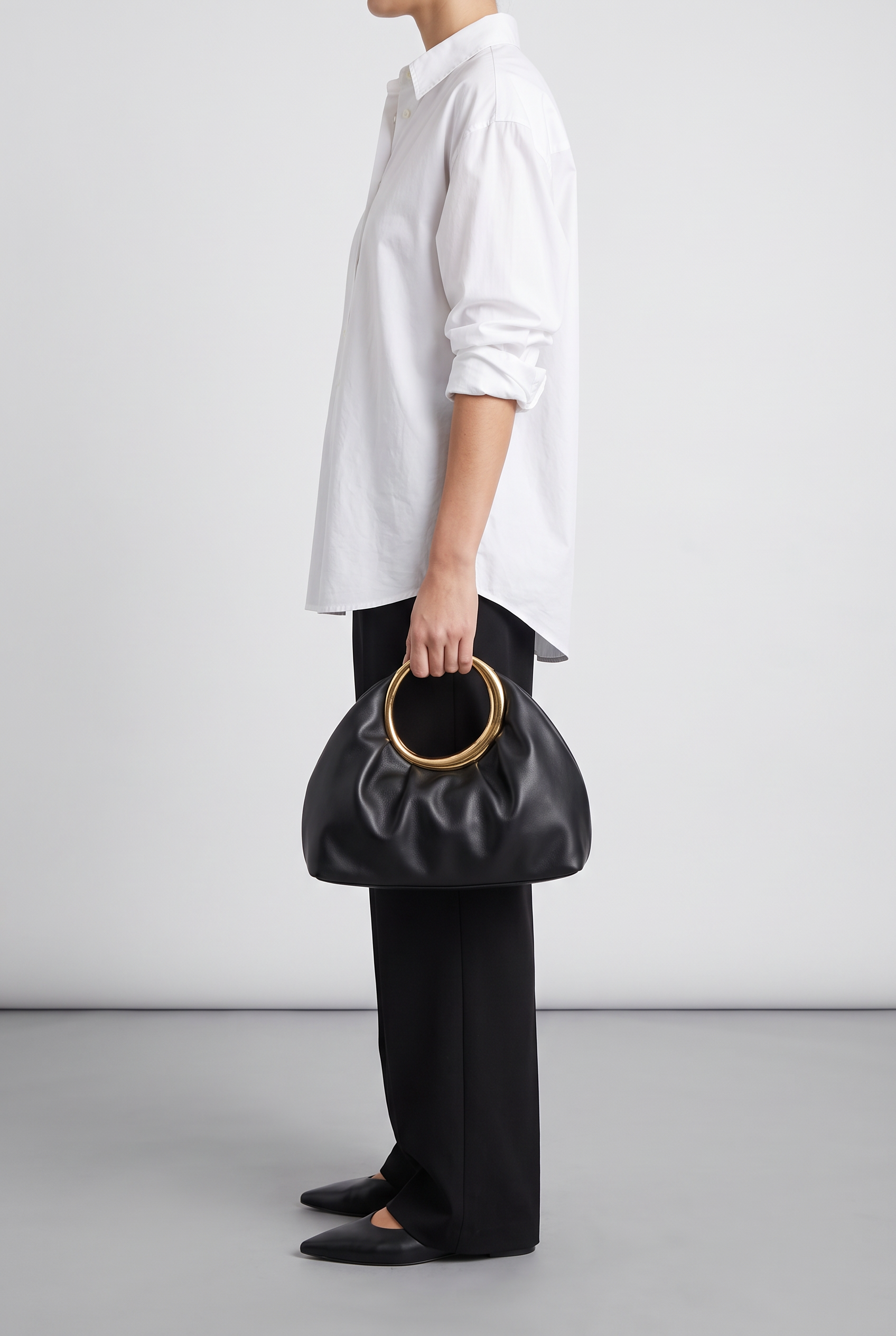 Sac BLANCHE noir, porté à la main
