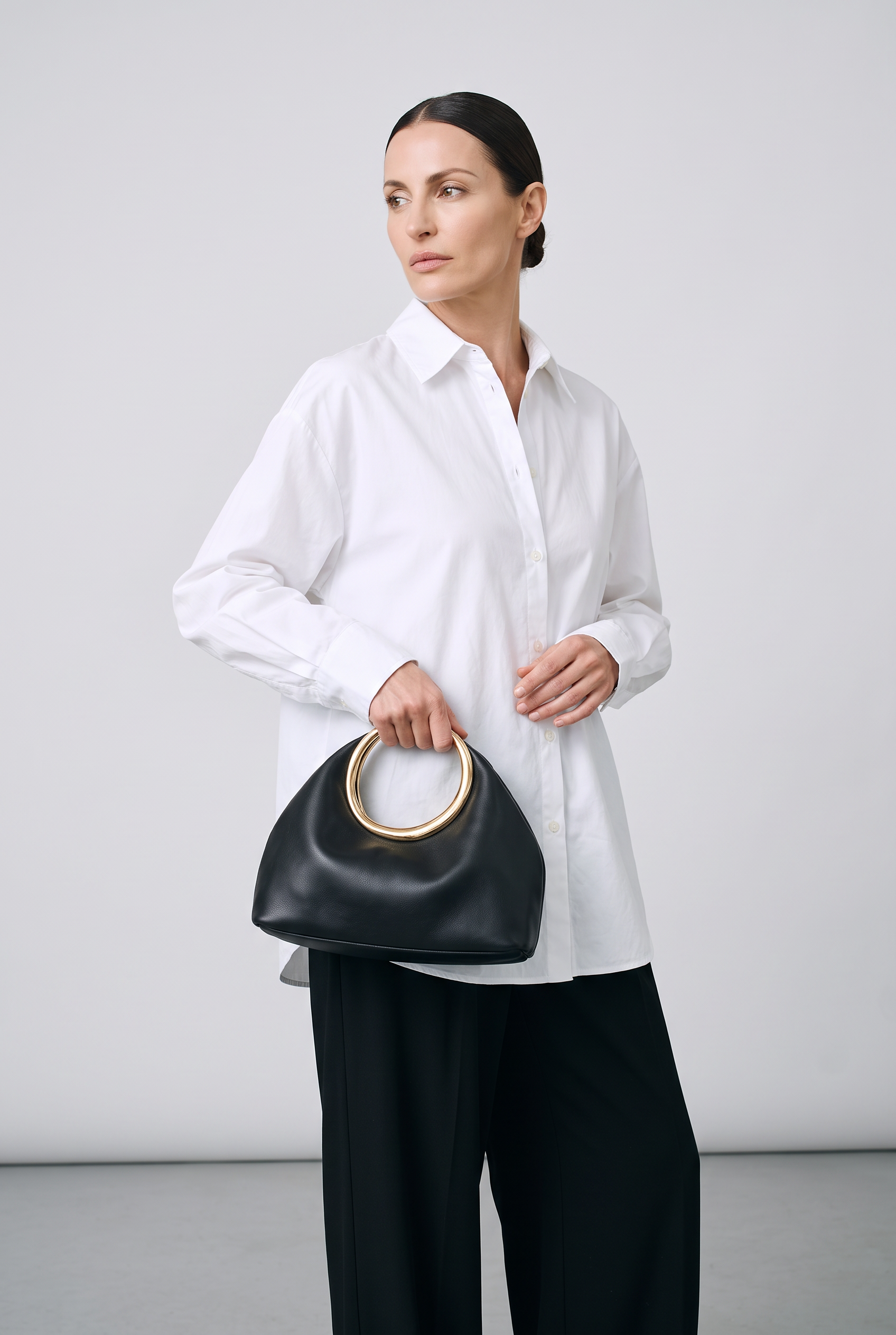 Sac BLANCHE noir, porté, de face