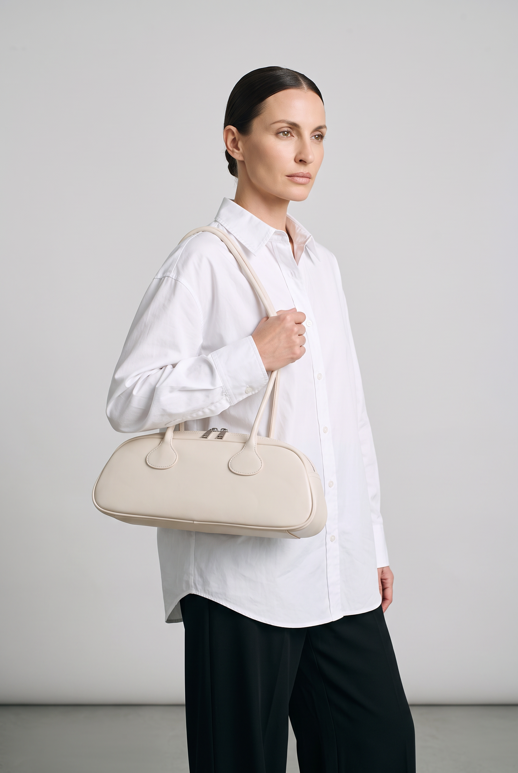 Sac baguette GRETA crème, porté, de face