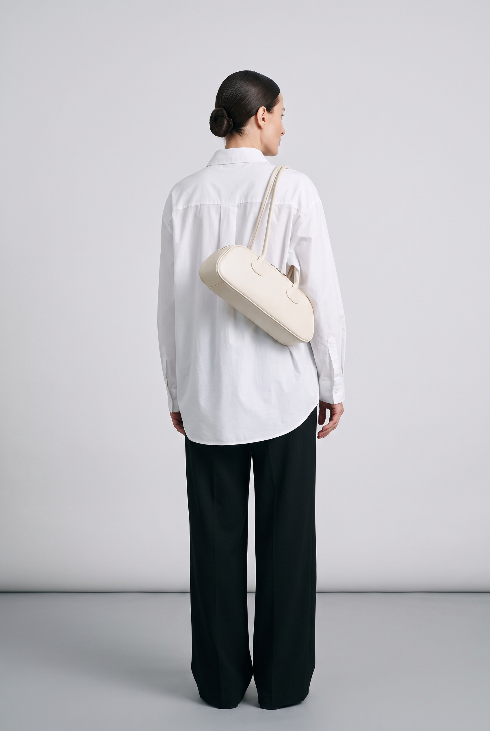 Sac baguette GRETA crème, porté, de dos