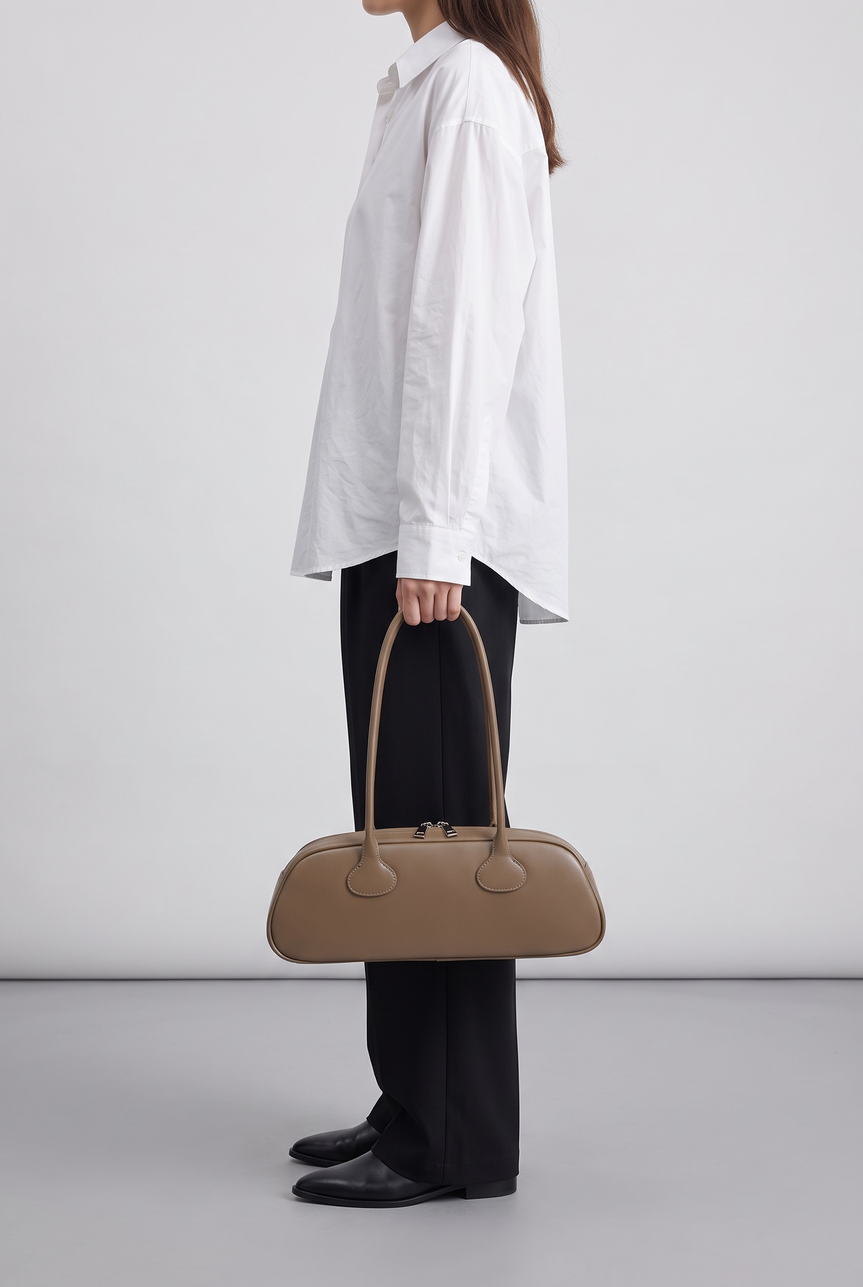 Sac baguette GRETA, porté à la main
