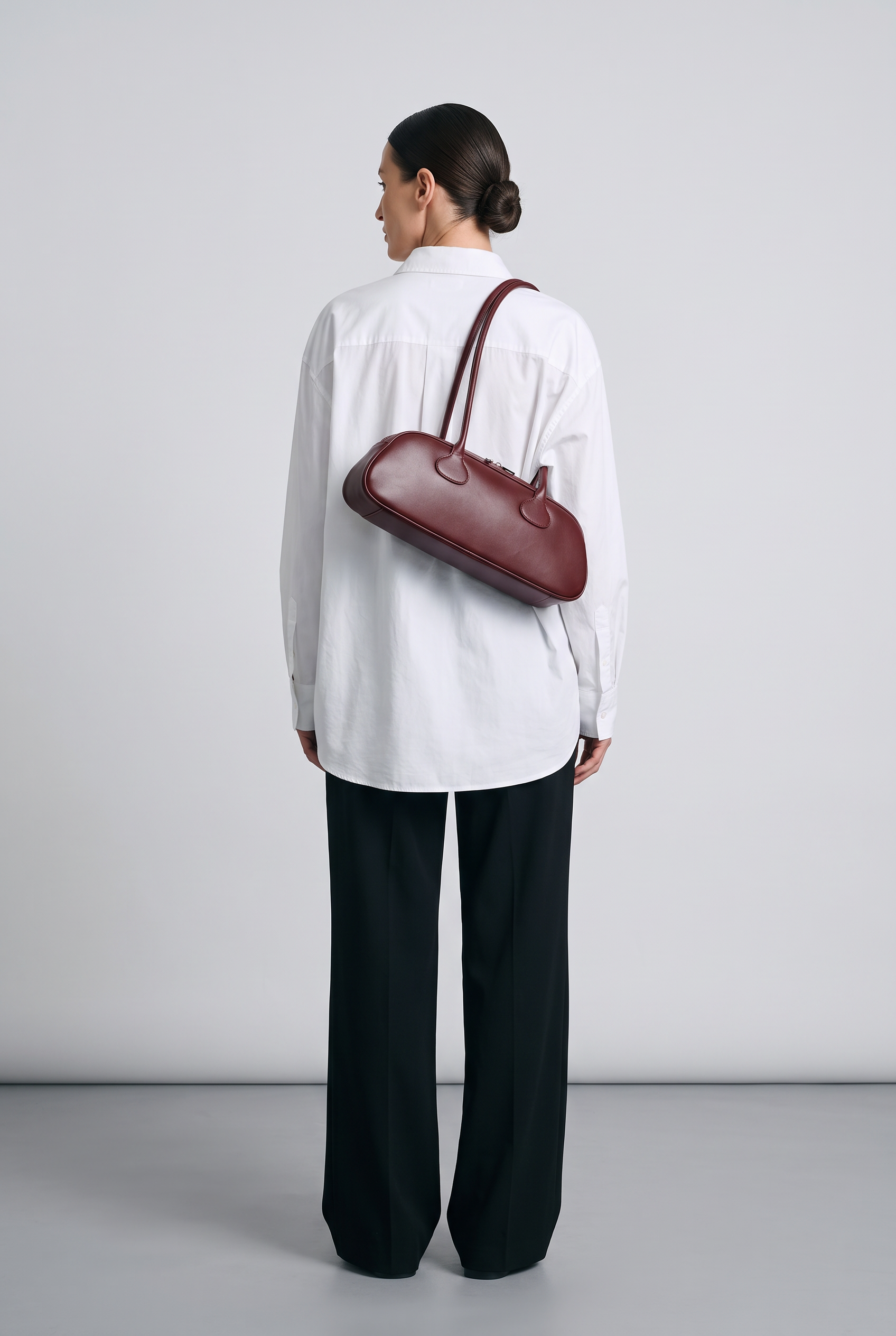 Sac baguette GRETA rouge bordeaux, porté, de dos
