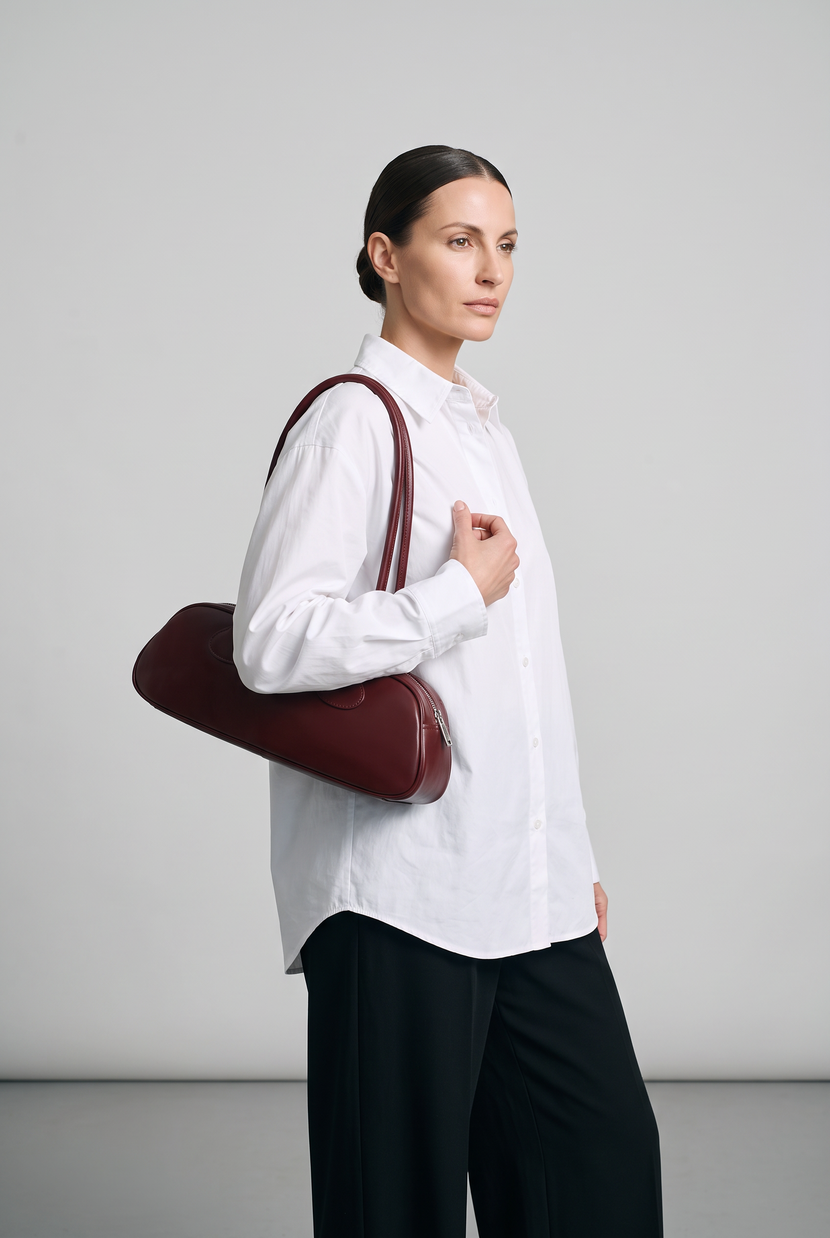 Sac baguette GRETA rouge bordeaux, porté, de face