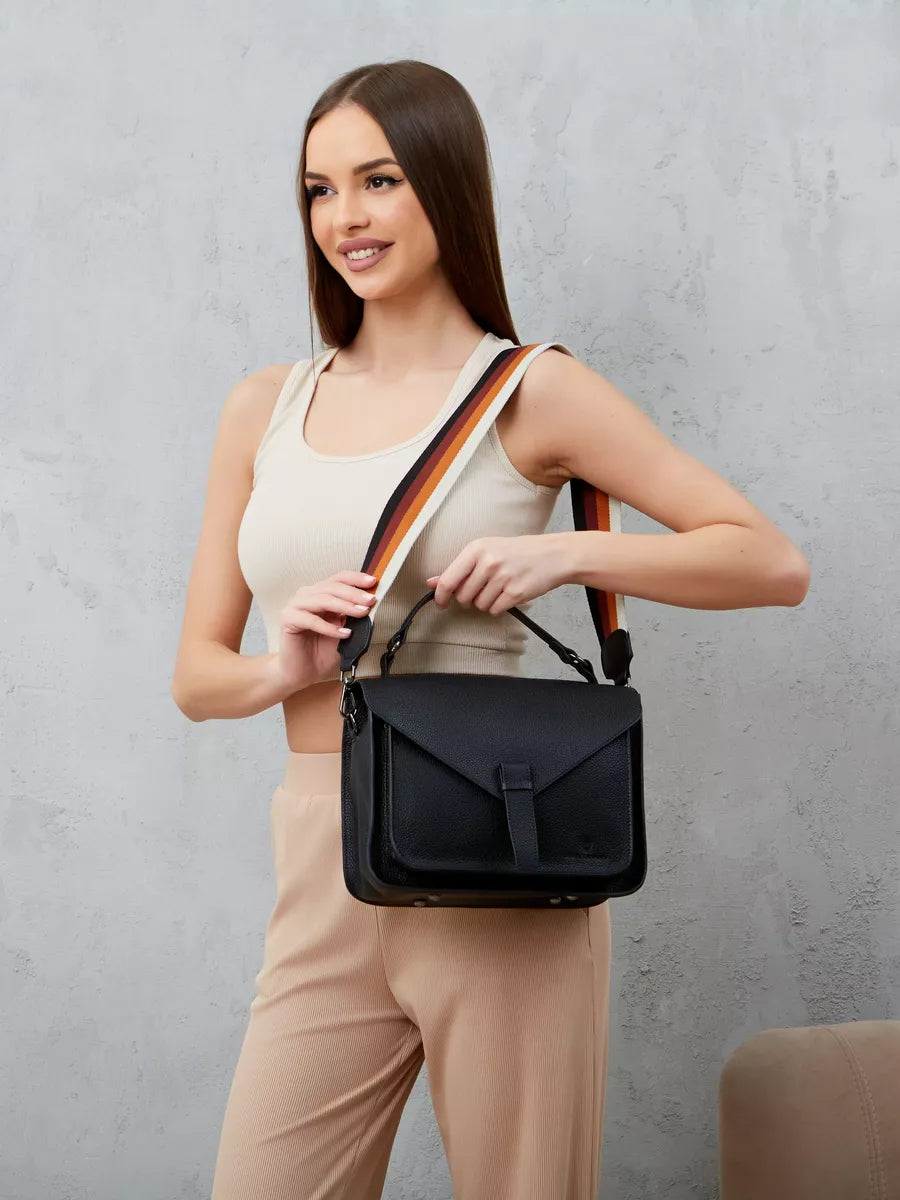 BEYA – Sac cartable en cuir de vachette, coloris noir, porté – YUMIKA