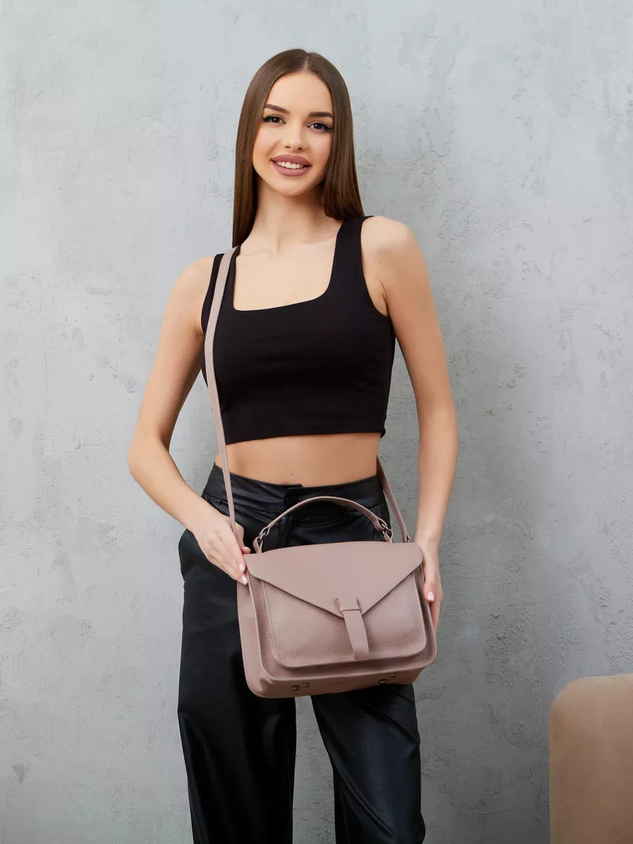 BEYA – Sac cartable en cuir de vachette, coloris rose poudré, porté – YUMIKA