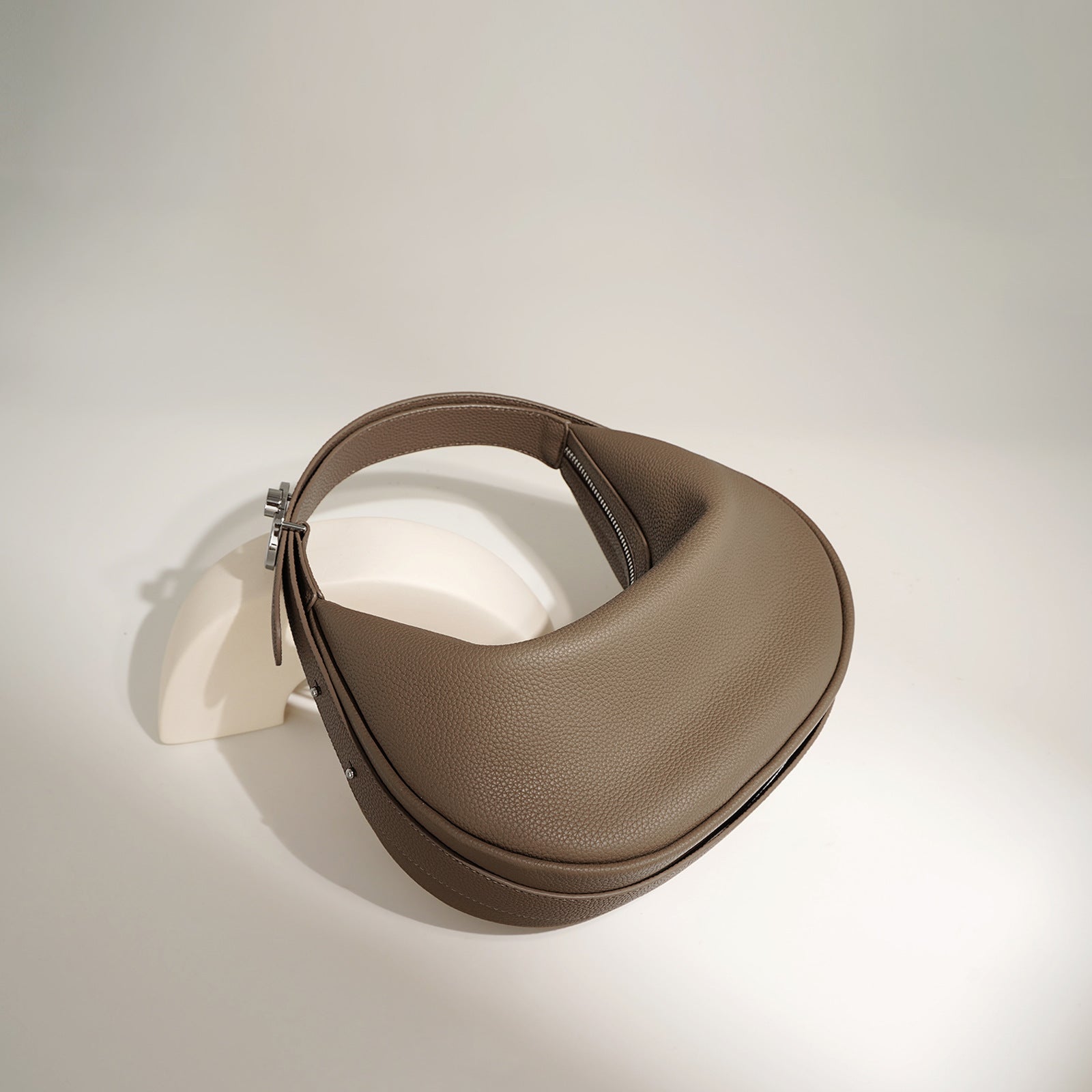 HALFMOON – Leather half-moon bag (view 7) – YUMIKA