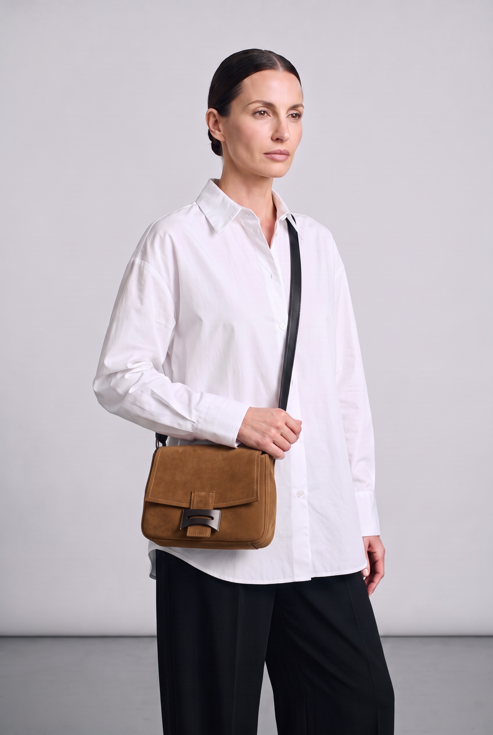 Sac épaule SIENNA en daim marron foncé, porté en bandoulière
